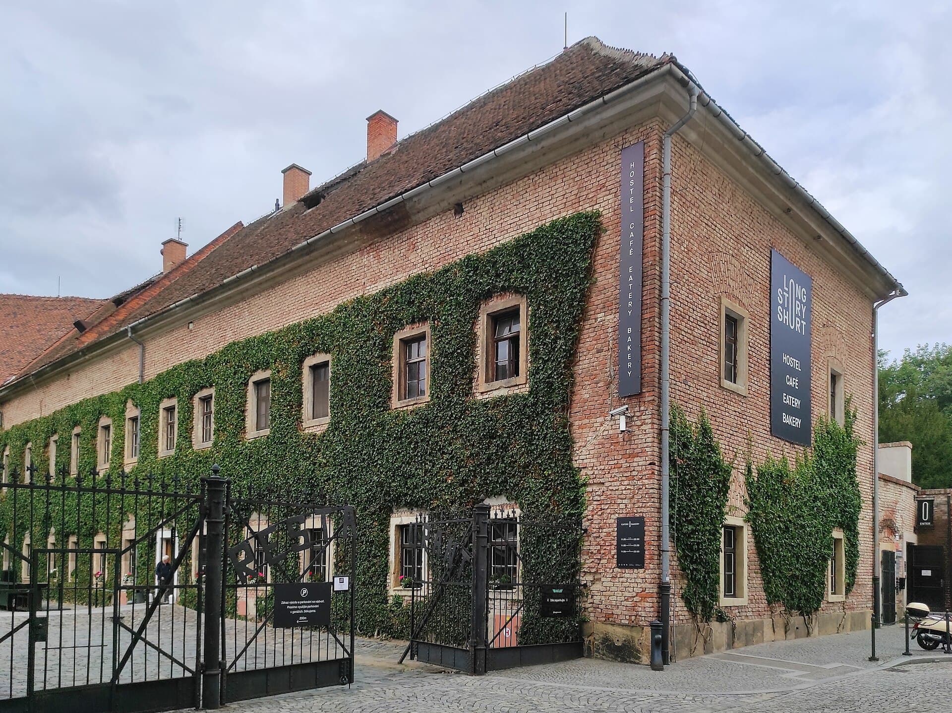 Long Story Short Hostel and Cafe (via Wikimedia Commons, CC BY-SA 4.0)