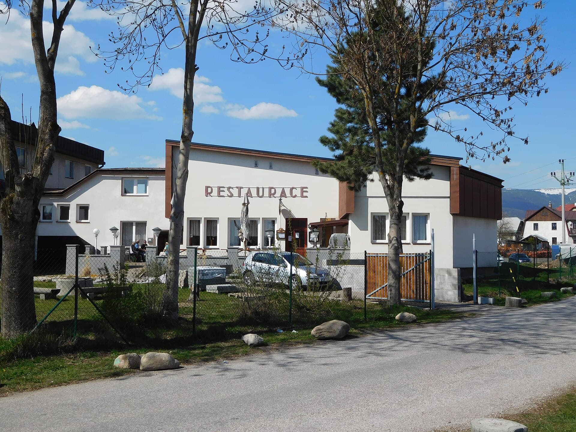 Hotel Lánovský Dvůr (via Wikimedia Commons, CC BY-SA 3.0)