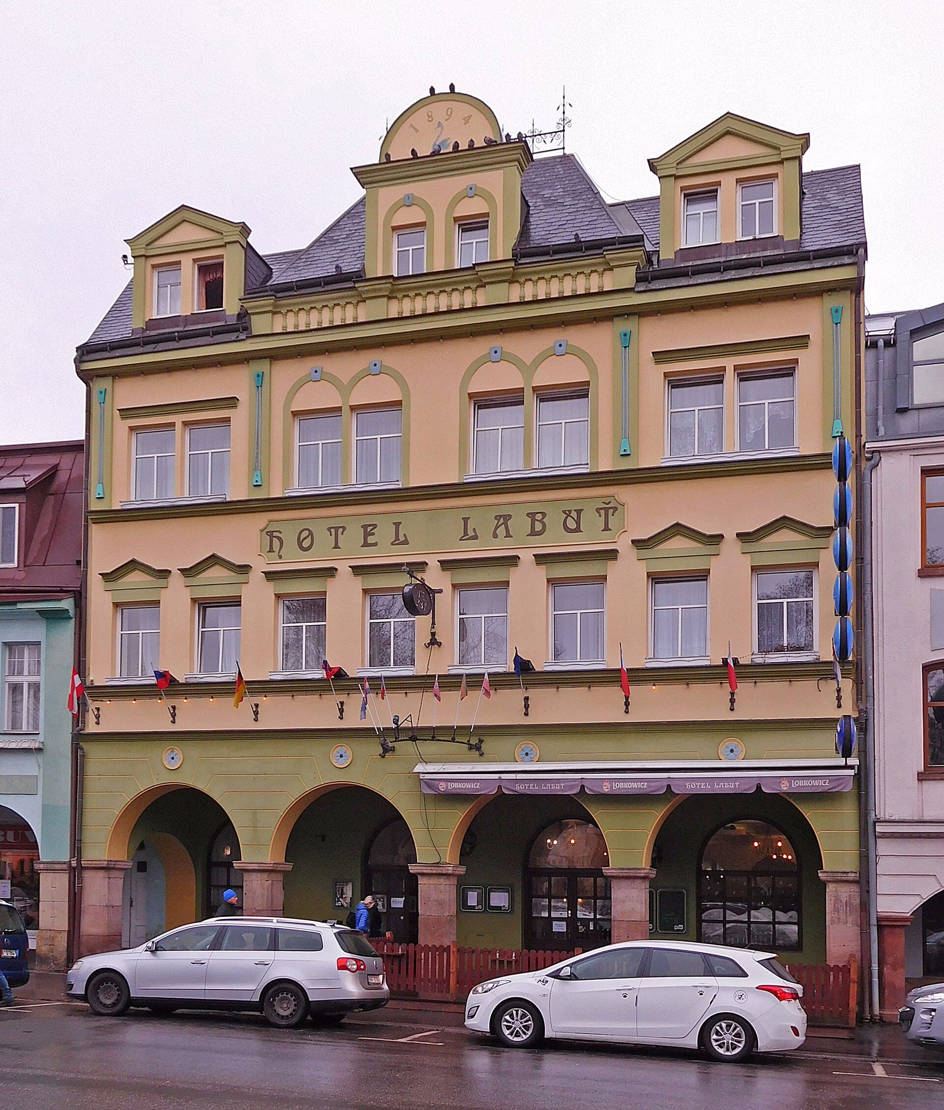 Hotel Labuť (via Wikimedia Commons, CC BY-SA 3.0)