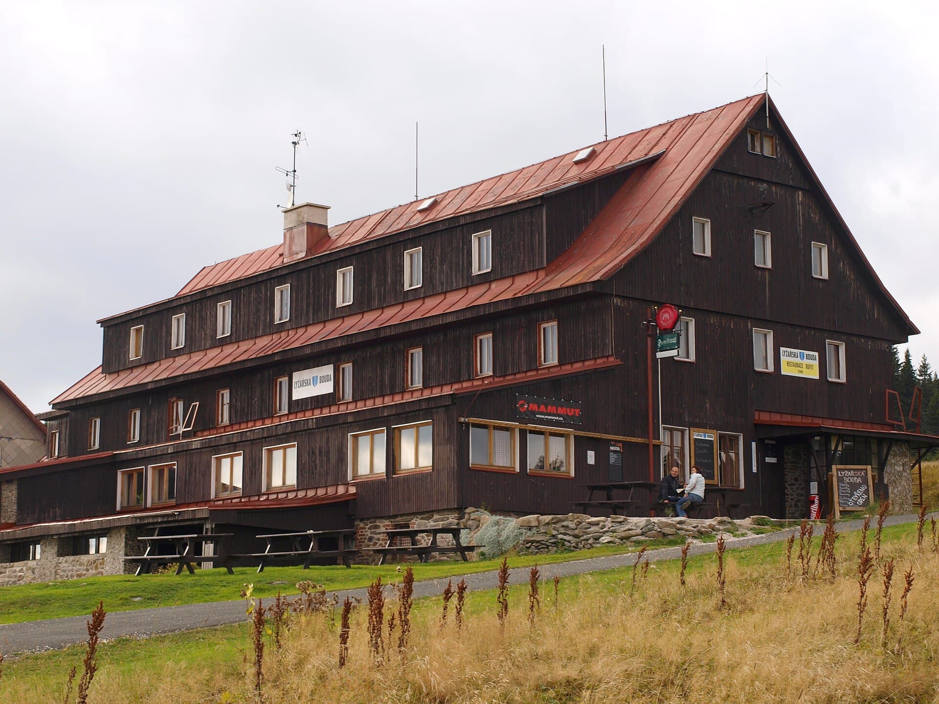 Lyžařská bouda (via Wikimedia Commons, CC BY-SA 3.0)