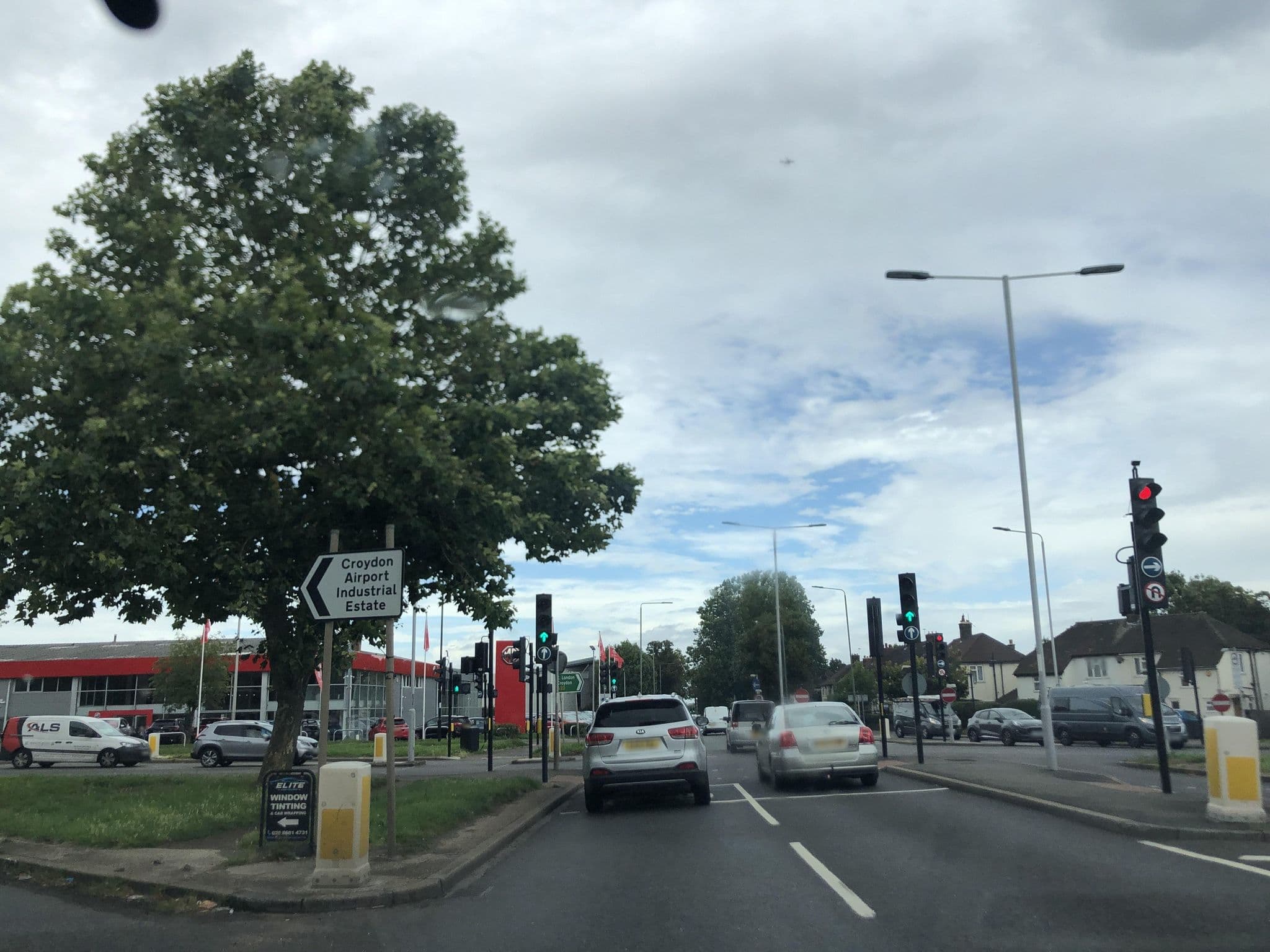 Street view near Hallmark Hotel, South Croydon — © laye (CC BY-SA · Mapillary)