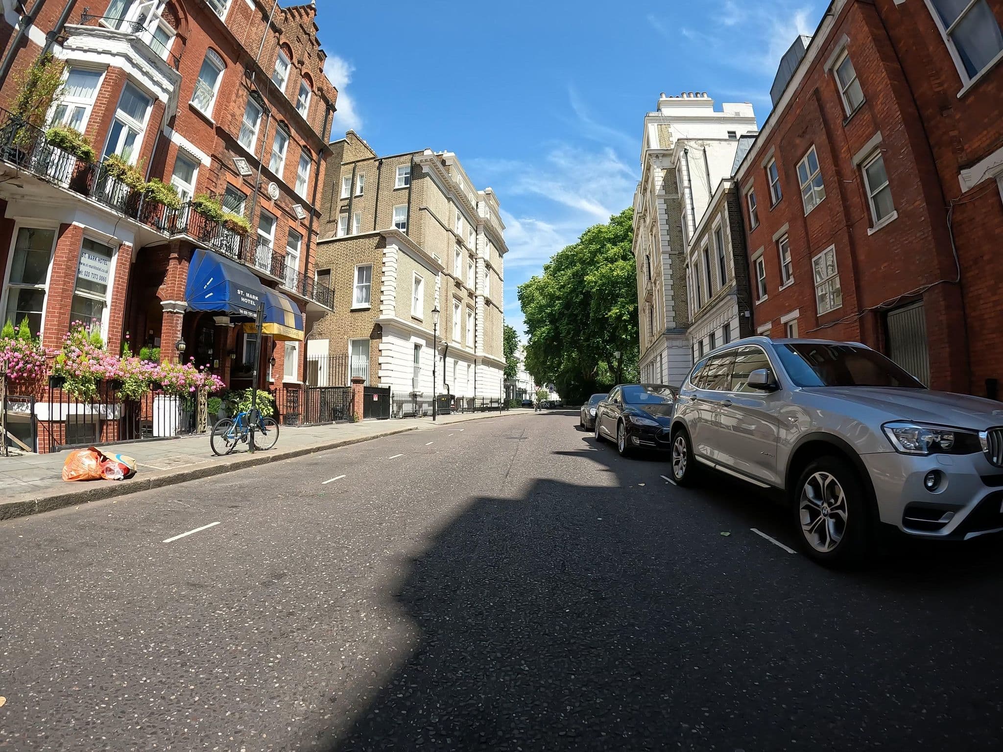 Street view near Presidential Apartments Kensington, Earls Court — © erias (CC BY-SA · Mapillary)
