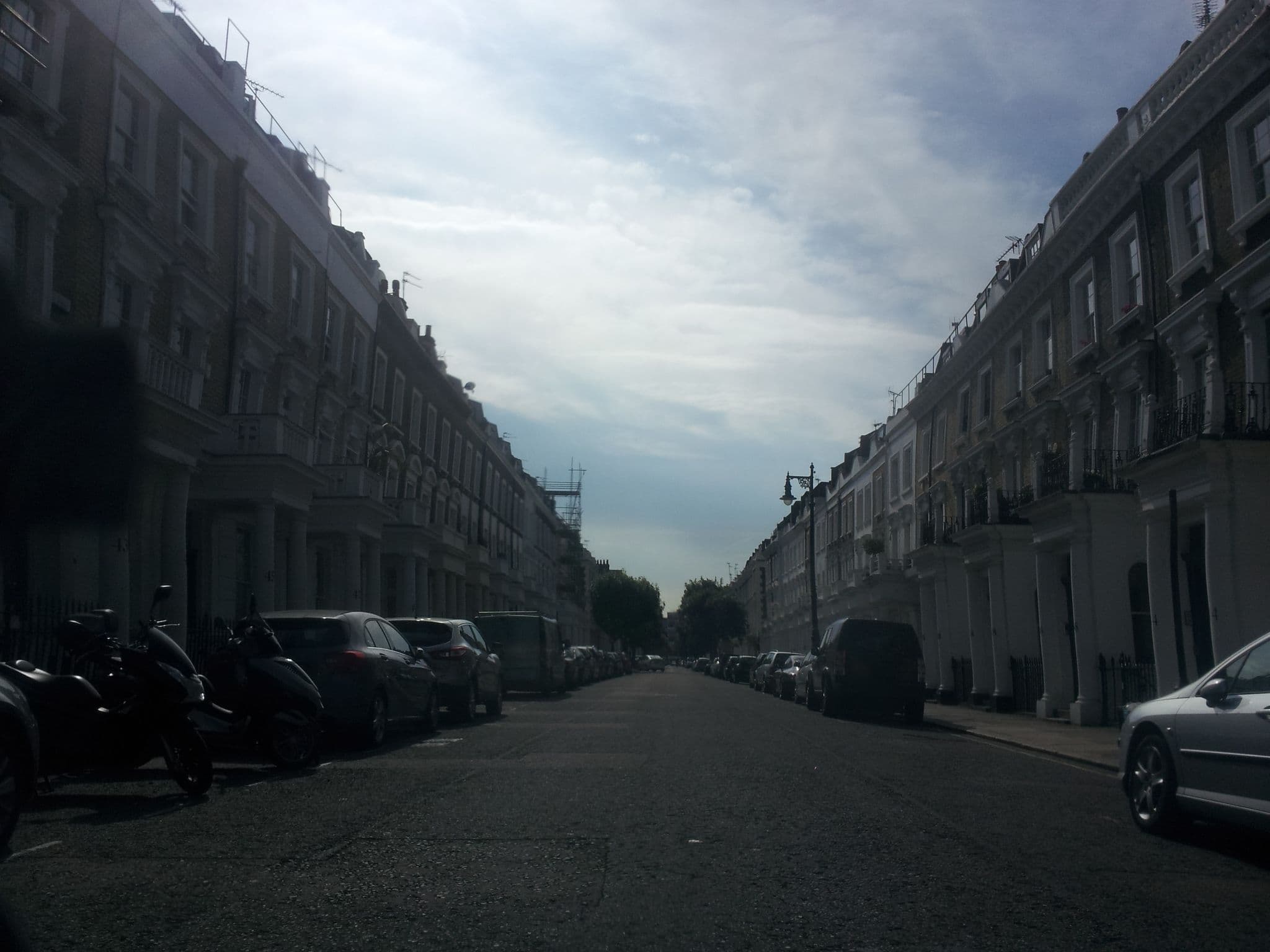 Street view near Elizabeth Hotel, Pimlico — © paulbiv (CC BY-SA · Mapillary)