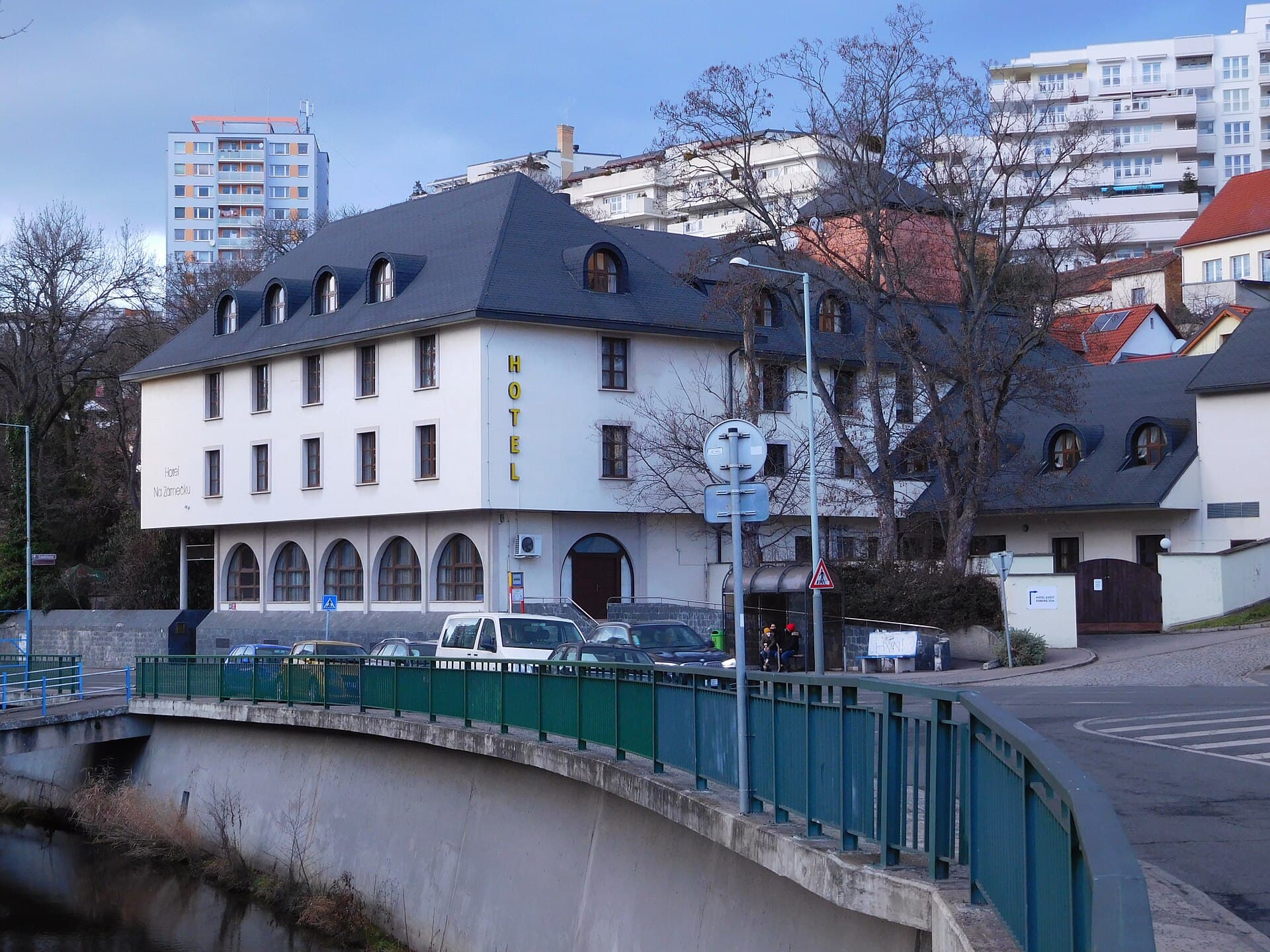 Hotel Na Zámečku (via Wikimedia Commons, CC BY-SA 3.0)