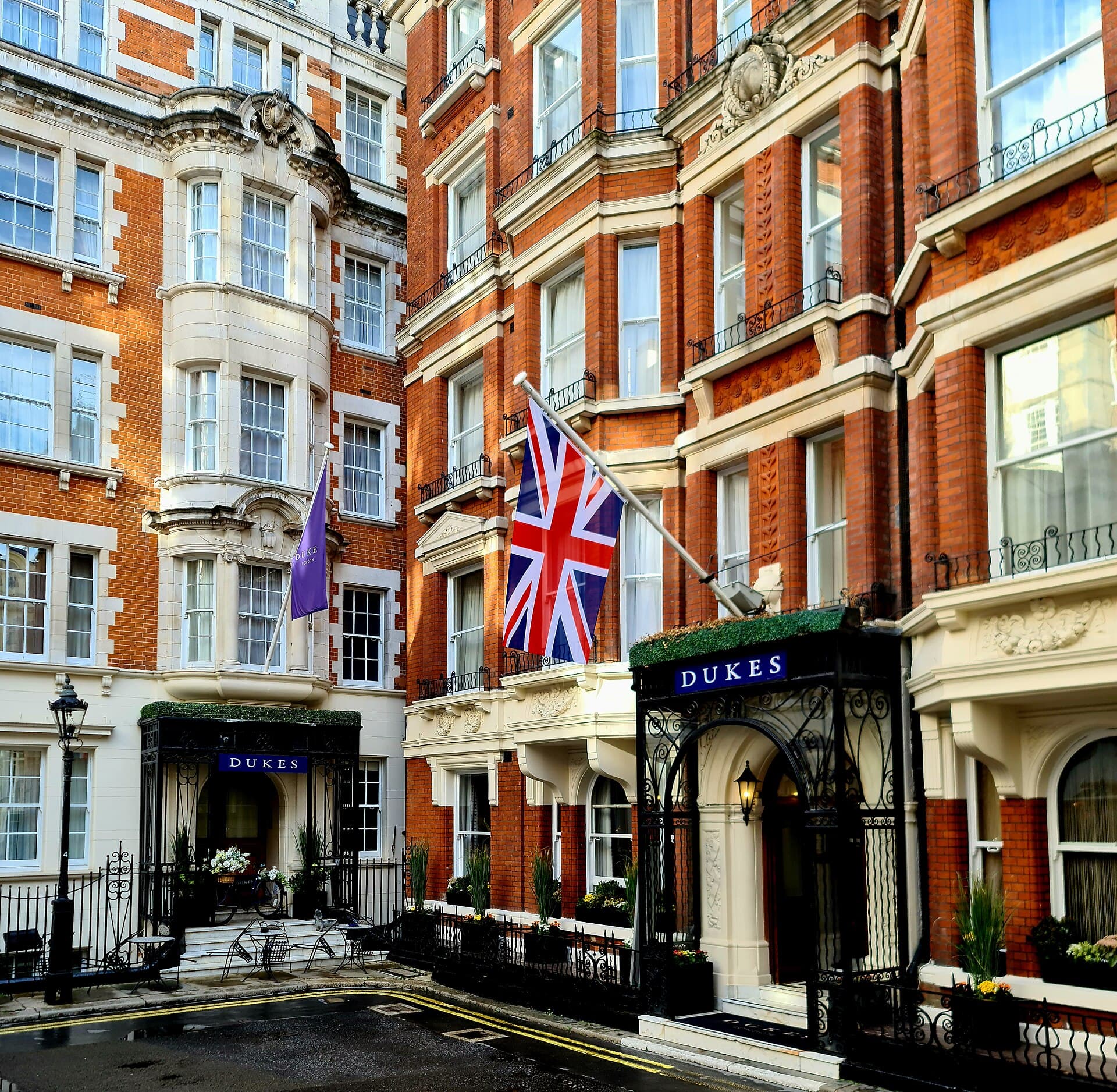 Dukes Hotel (via Wikimedia Commons, CC BY-SA 4.0)