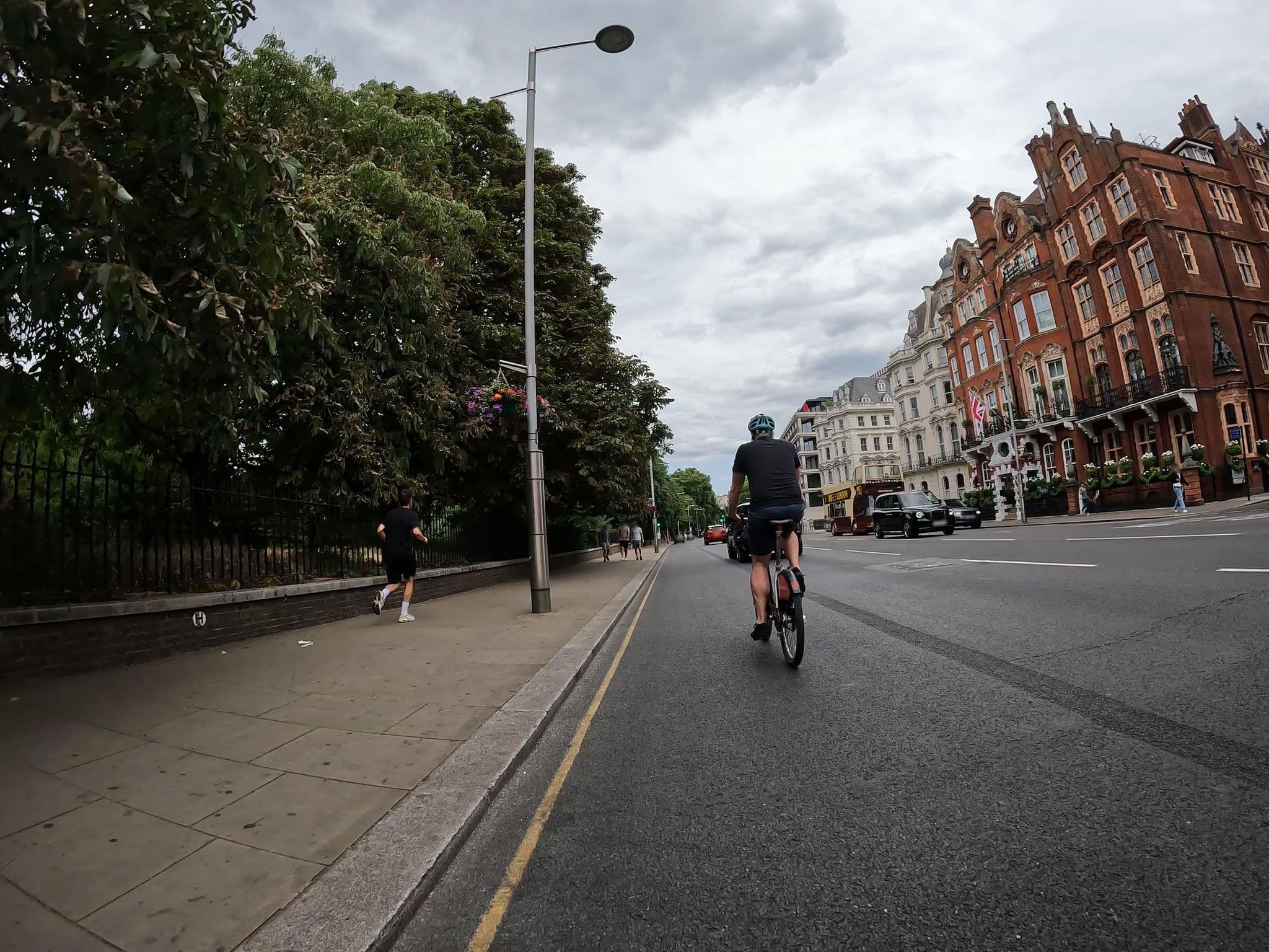 Street view near Adoratrices Convent, Bayswater — © erias (CC BY-SA · Mapillary)