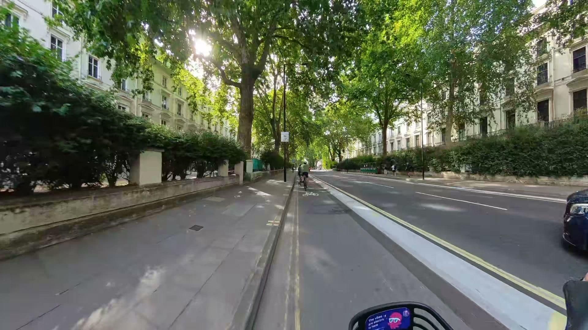 Street view near The Hite Hotel, Hyde Park — © athuler (CC BY-SA · Mapillary)
