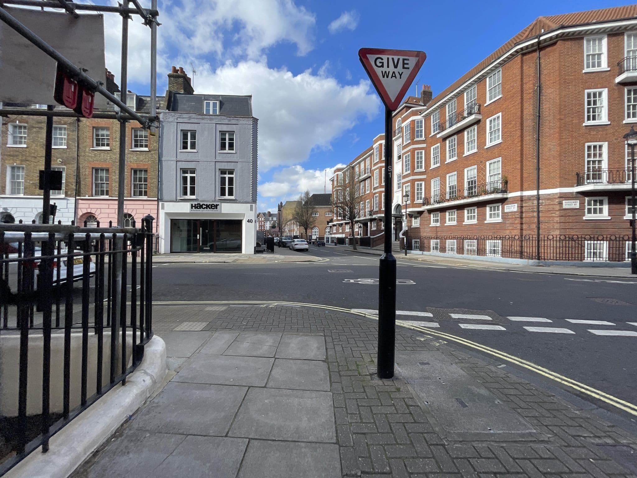 Street view near Hotel Orange, West End of London — © asturksever (CC BY-SA · Mapillary)
