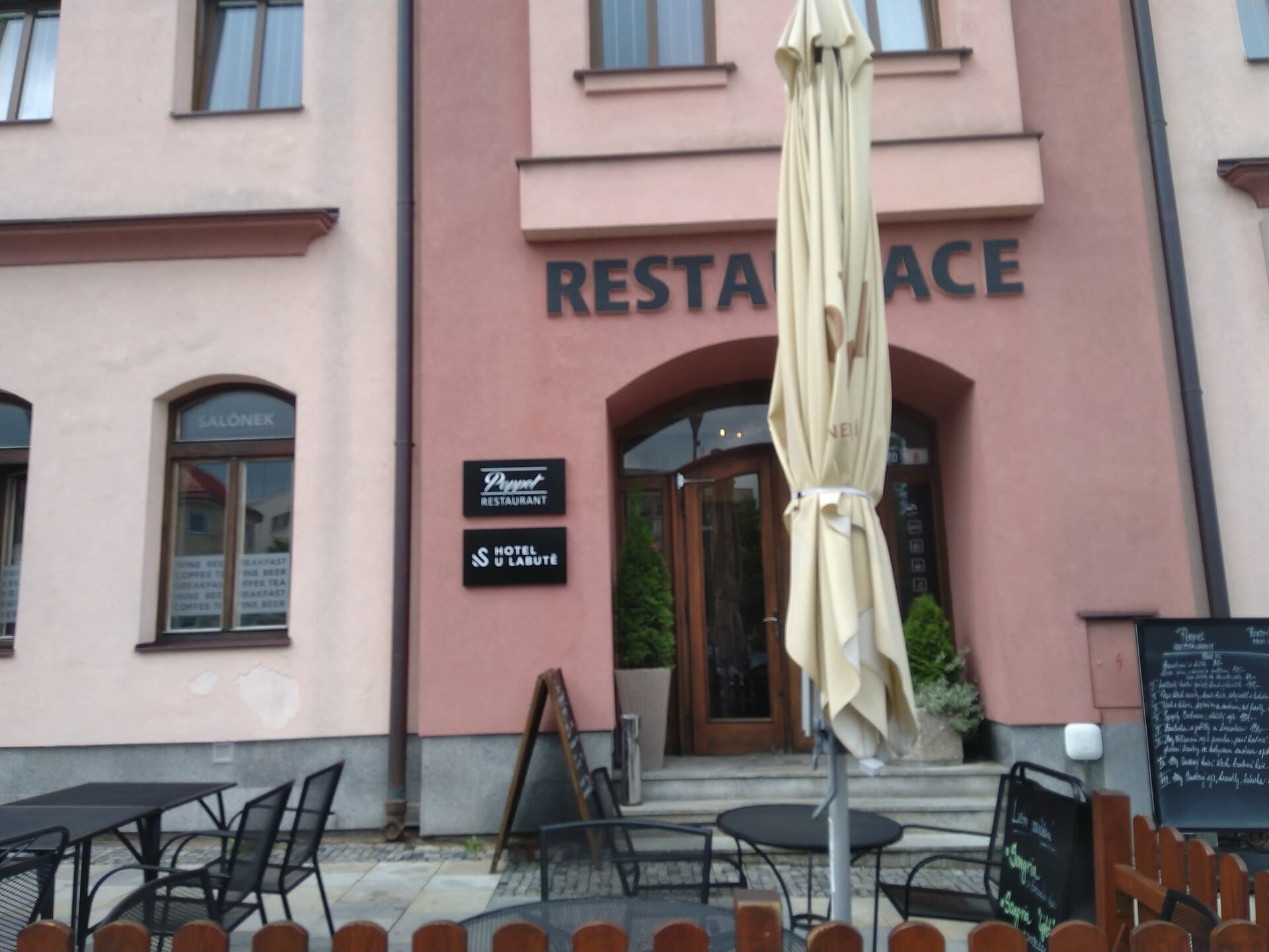 Hotel U Labutě (via Wikimedia Commons, CC0)