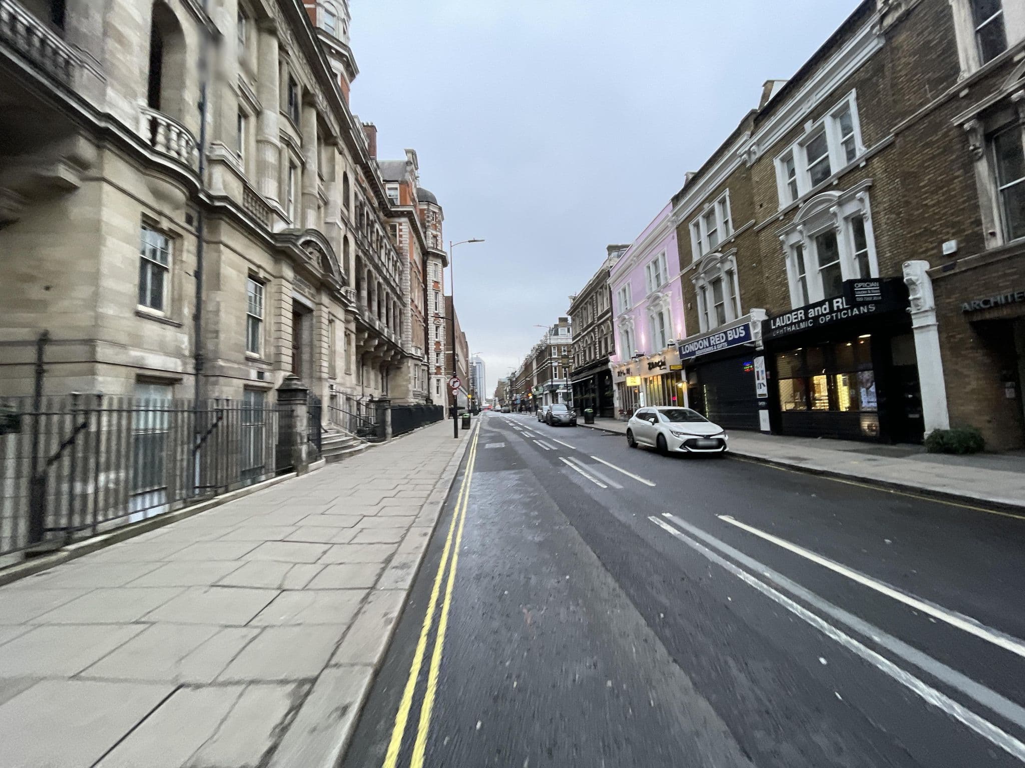 Street view near Hana Lodge, Hyde Park — © asturksever (CC BY-SA · Mapillary)