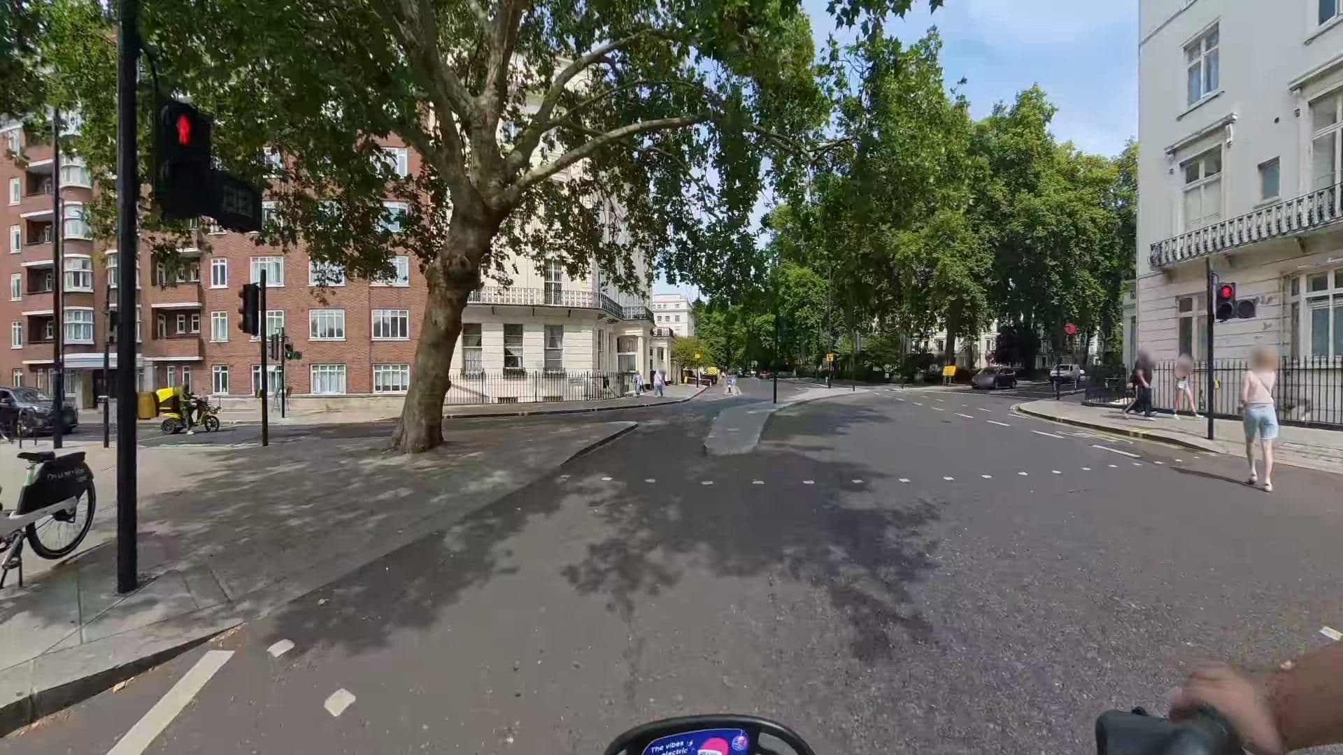 Street view near Andrews House Hotel, Hyde Park — © athuler (CC BY-SA · Mapillary)