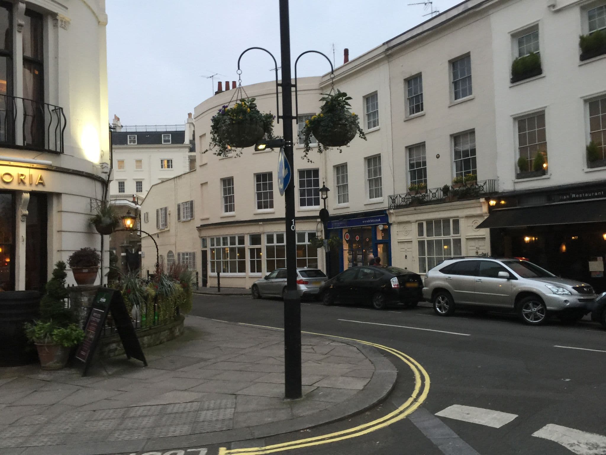 Street view near Hyde Park Gardens Mews, Hyde Park — © tommorris (CC BY-SA · Mapillary)