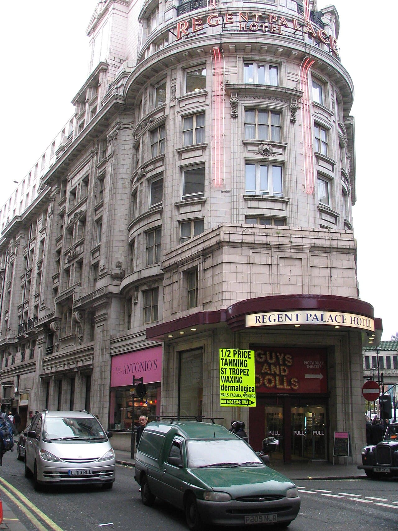 Regent Palace (via Wikimedia Commons, CC BY 2.0)