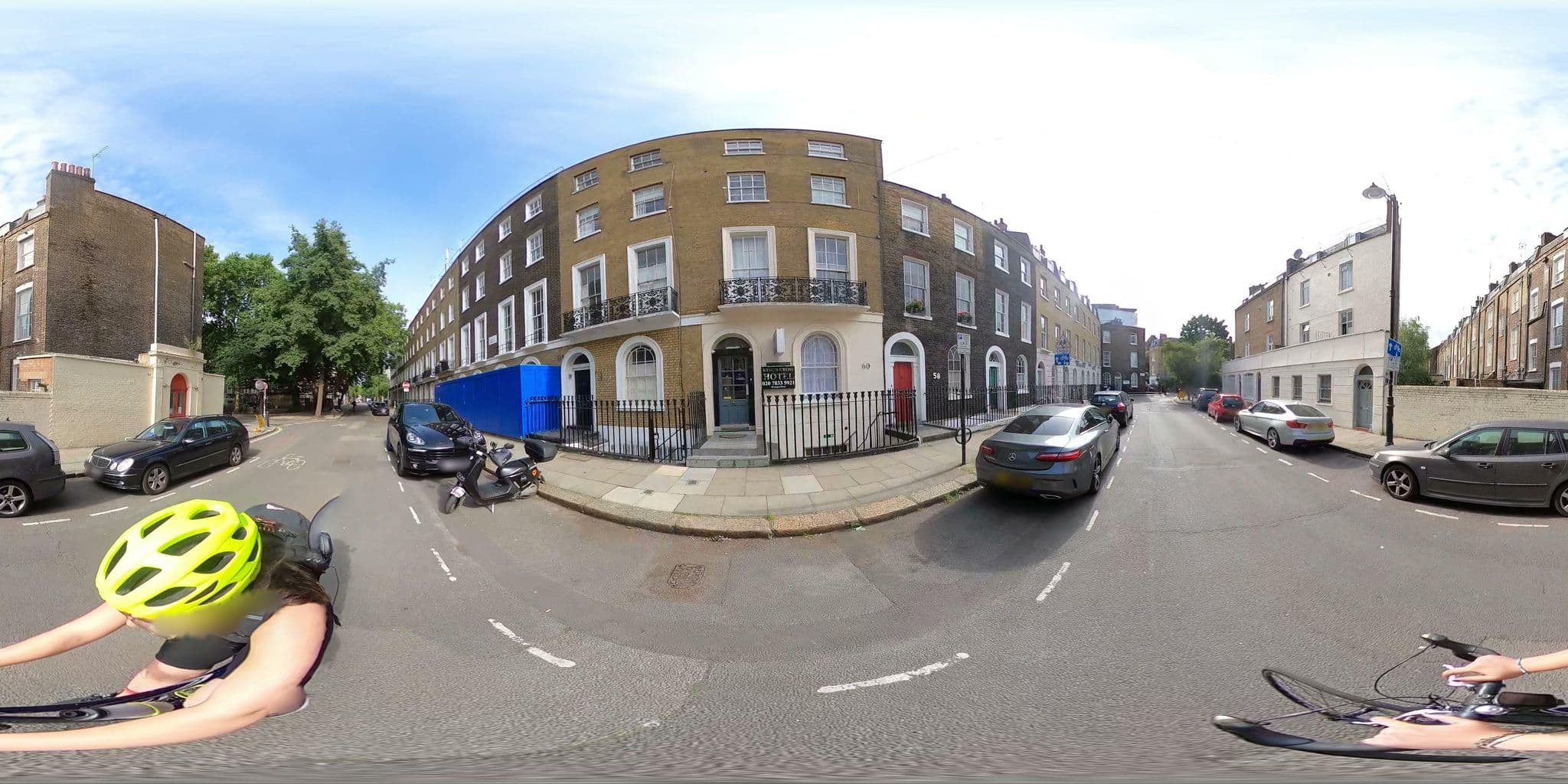 Street view near Excelsior Hotel, King's Cross — © cernbyln (CC BY-SA · Mapillary)