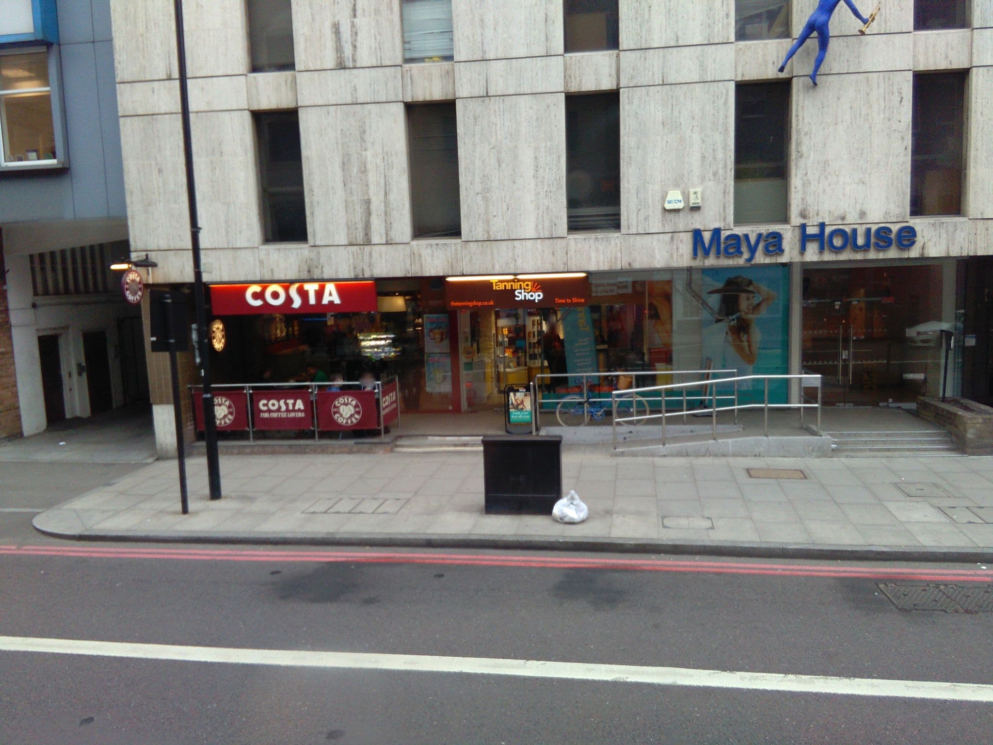 Street view near Central Apartments, City of London — © ris (CC BY-SA · Mapillary)