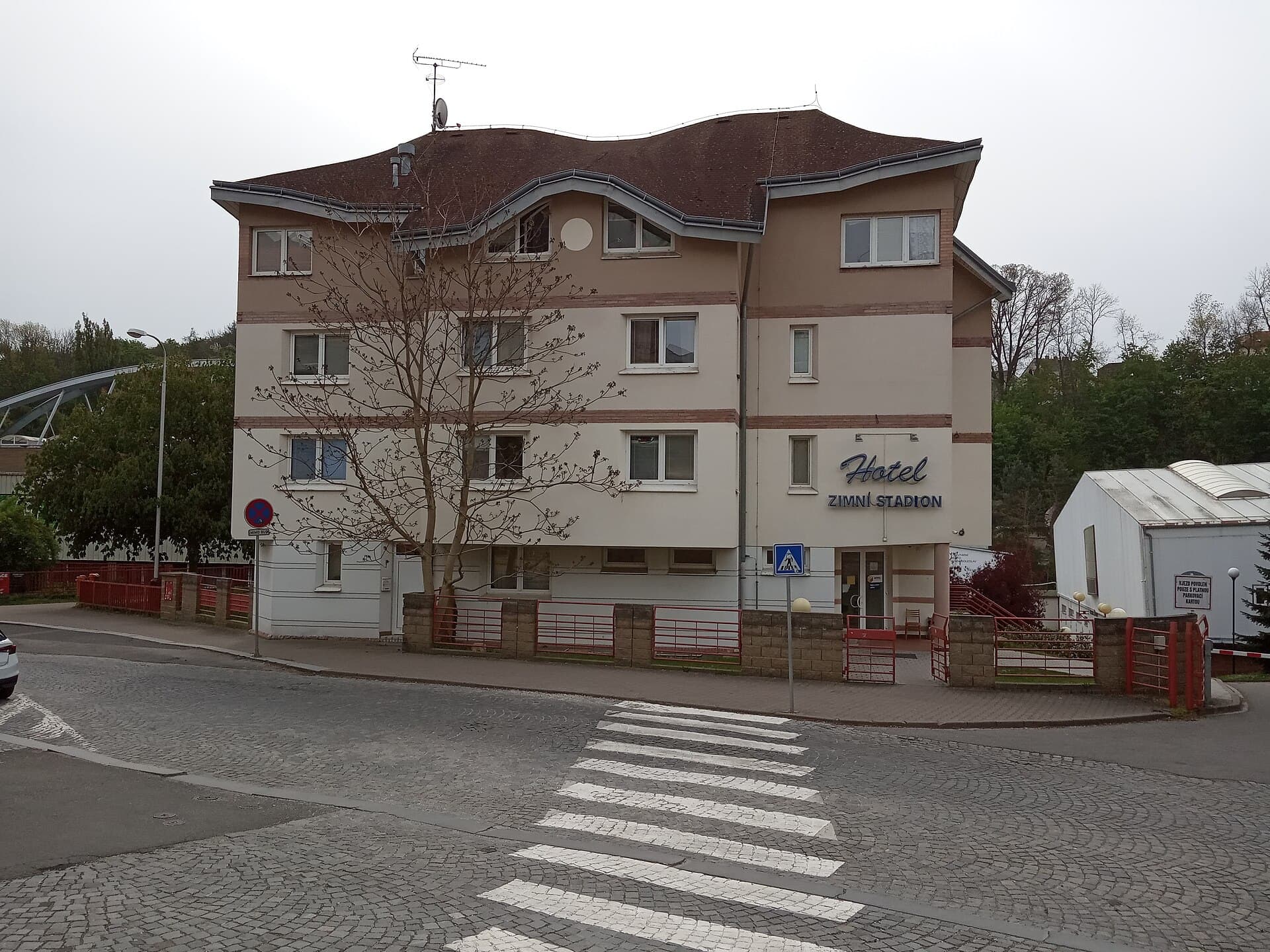 Hotel Zimní stadion (via Wikimedia Commons, CC BY-SA 3.0)