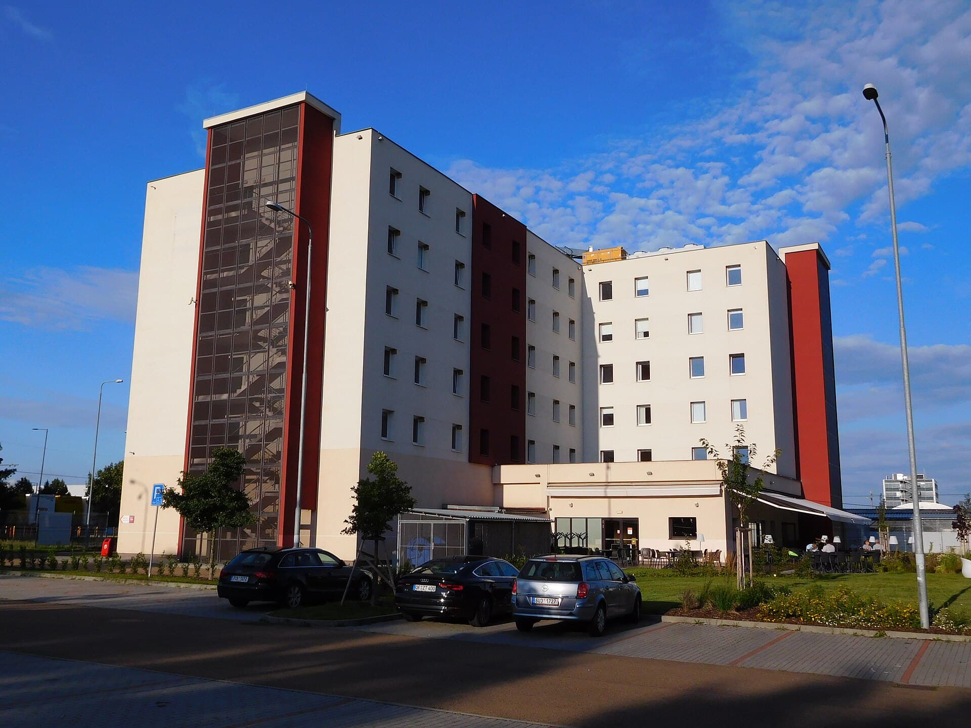 Ibis Hotel Plzeň (via Wikimedia Commons, CC BY-SA 3.0)