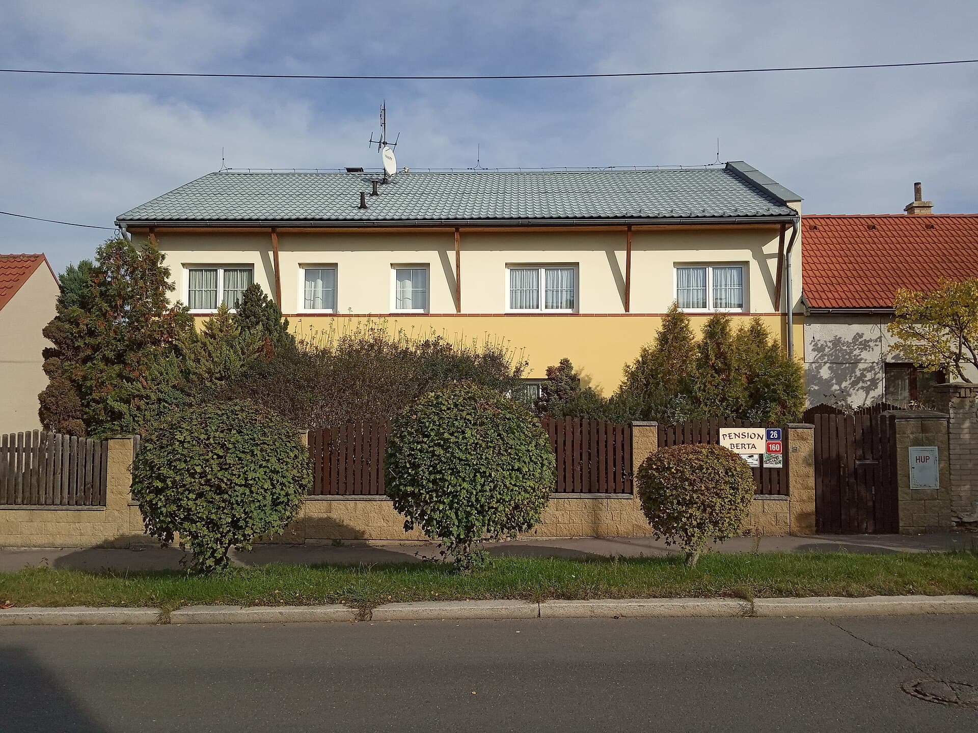 Pension Berta (via Wikimedia Commons, CC BY-SA 3.0)