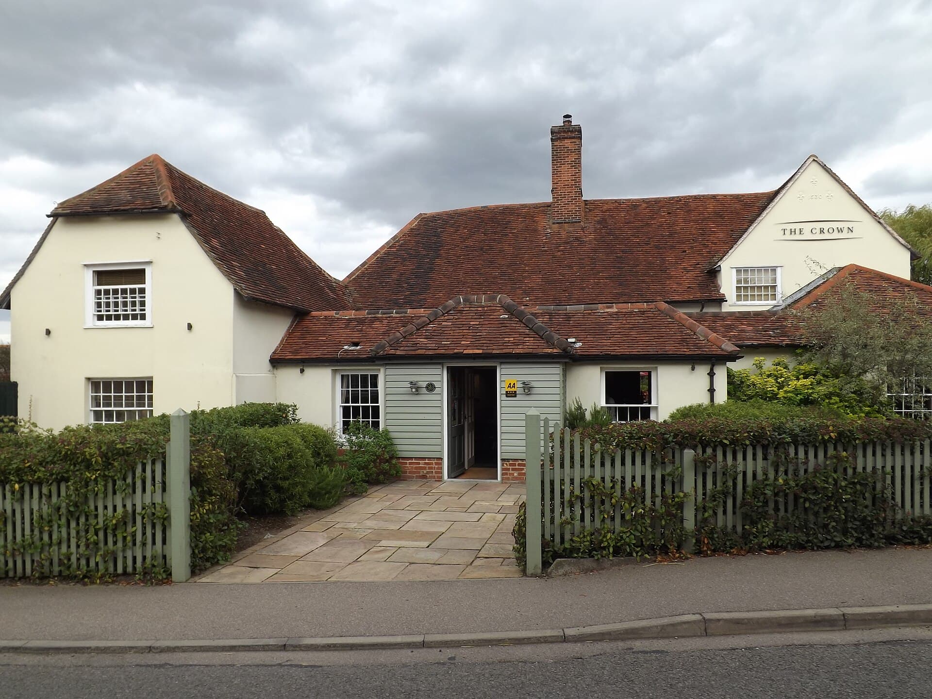 The Crown Inn (via Wikimedia Commons, CC BY-SA 2.0)