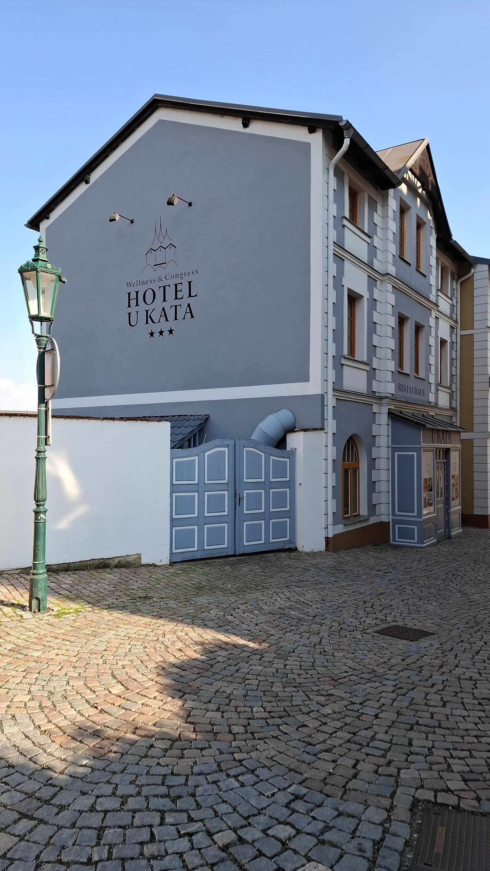 Hotel U Kata (via Wikimedia Commons, CC BY-SA 4.0)