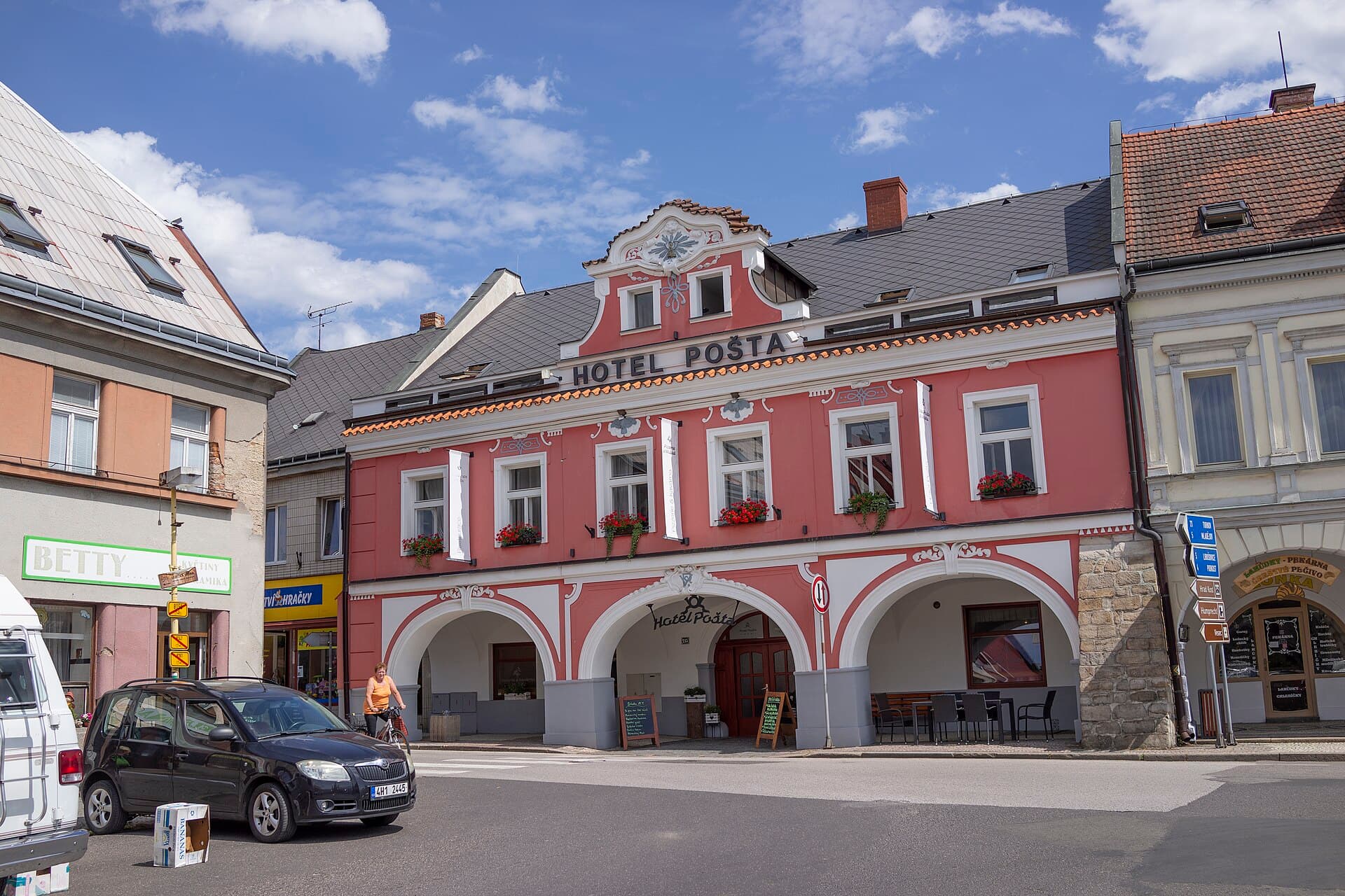 Hotel Pošta (via Wikimedia Commons, CC BY-SA 4.0)