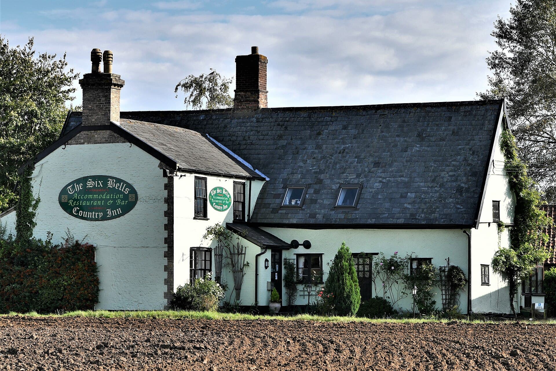 The Six Bells Inn (via Wikimedia Commons, CC BY-SA 2.0)