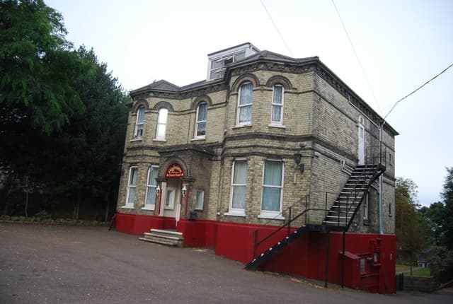 Highview House Hotel (via Wikimedia Commons, CC BY-SA 2.0)