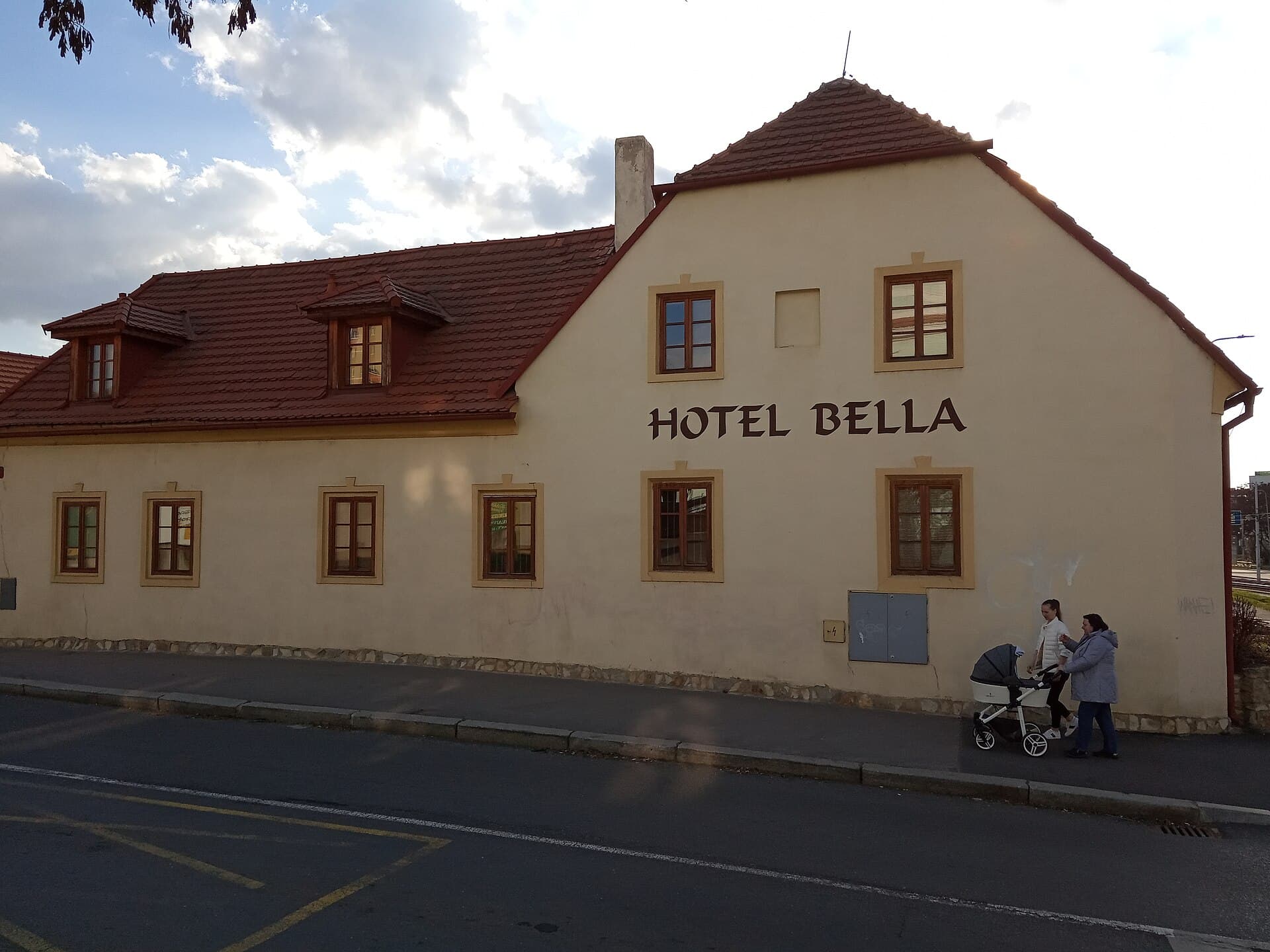 Bella (via Wikimedia Commons, CC BY-SA 4.0)