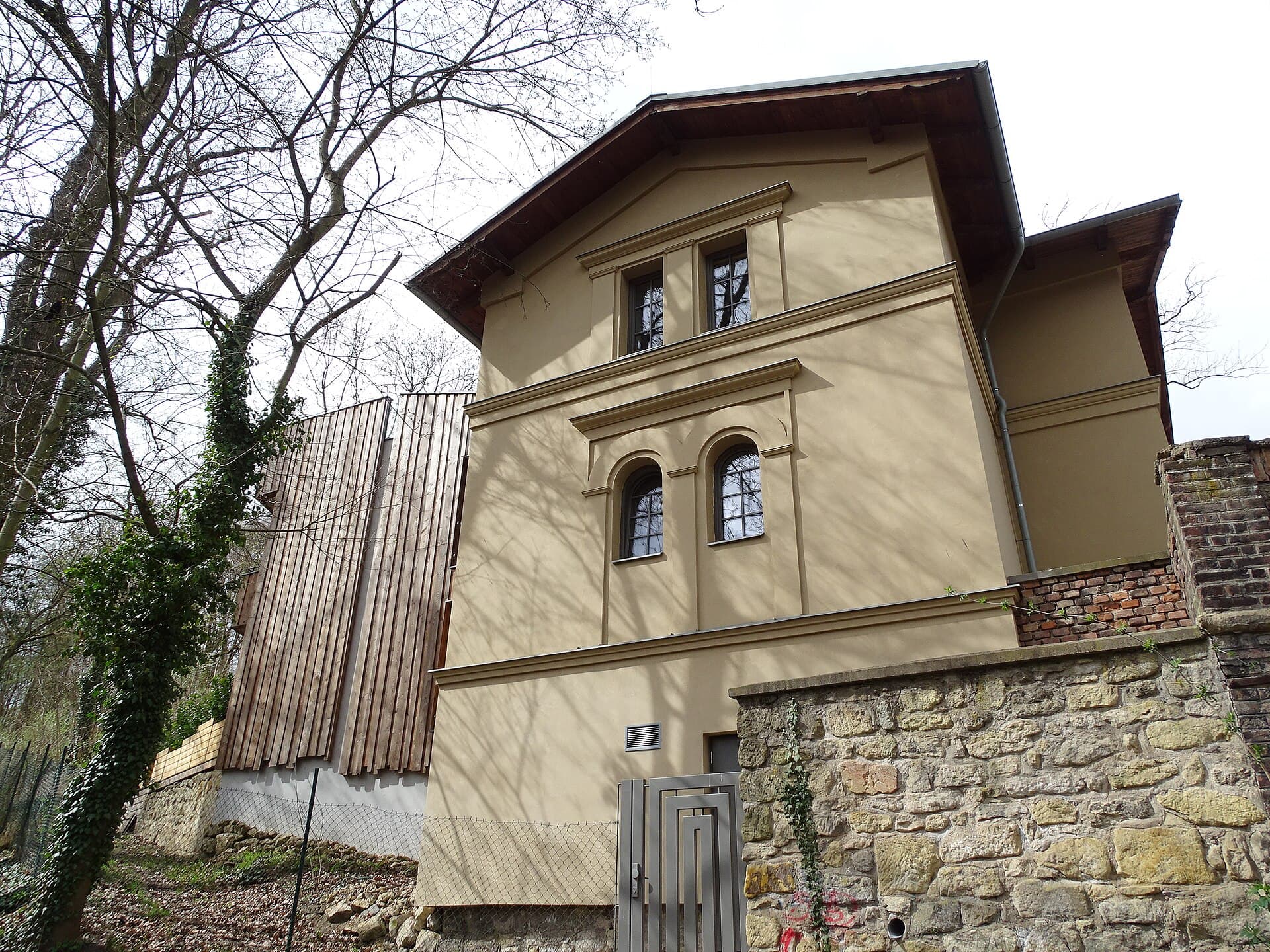 Viva Residence (via Wikimedia Commons, CC BY 4.0)