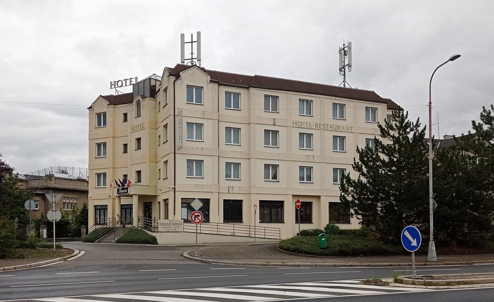 Hotel Theresia (via Wikimedia Commons, CC BY-SA 4.0)