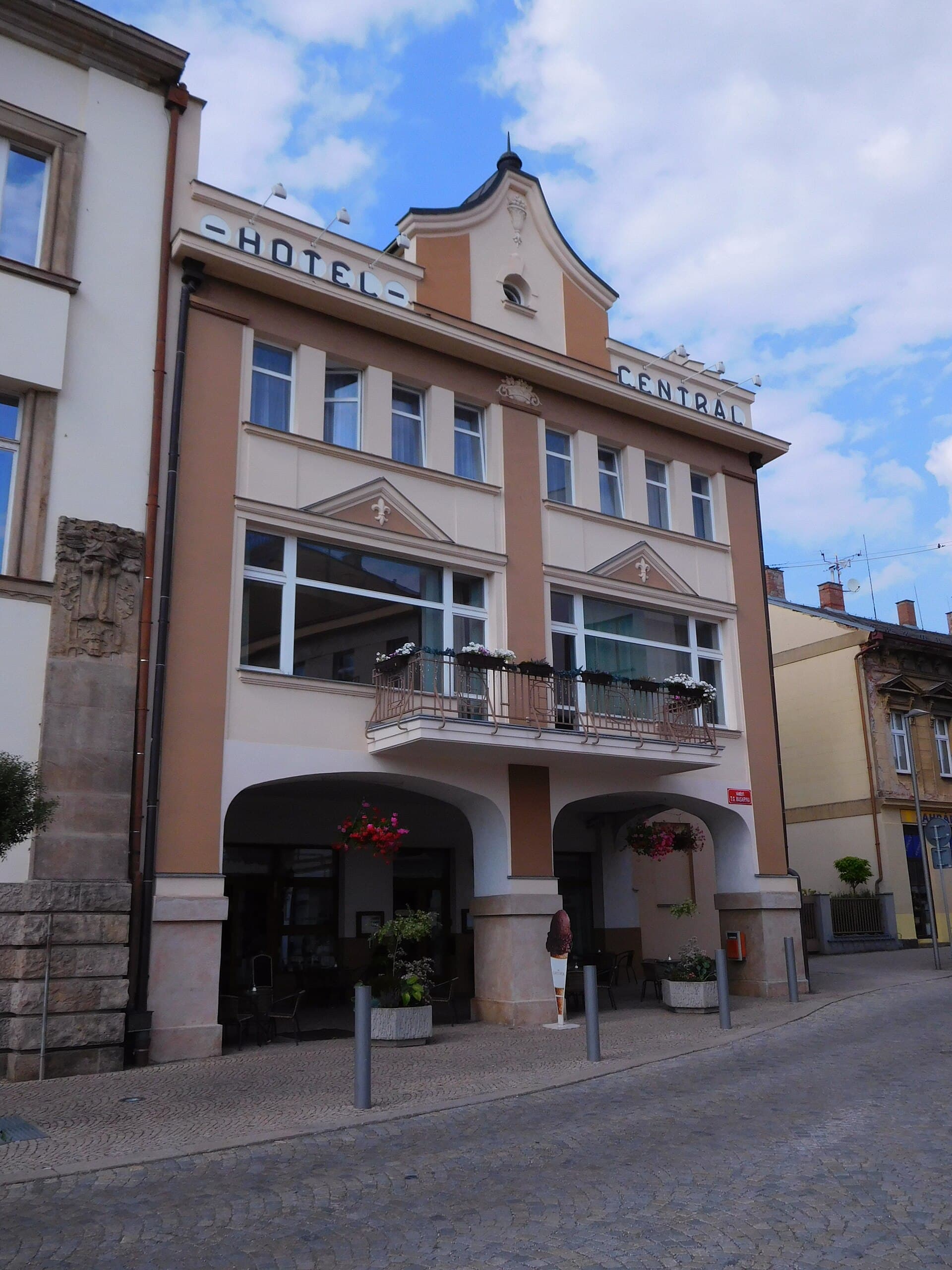 Hotel Central (via Wikimedia Commons, CC BY-SA 3.0)