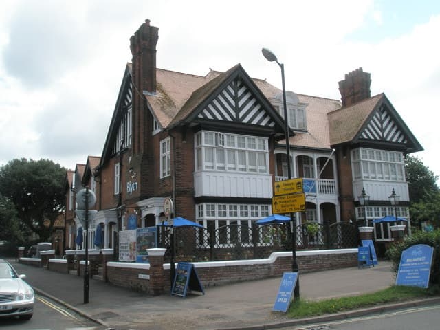 The Blyth Hotel (via Wikimedia Commons, CC BY-SA 2.0)