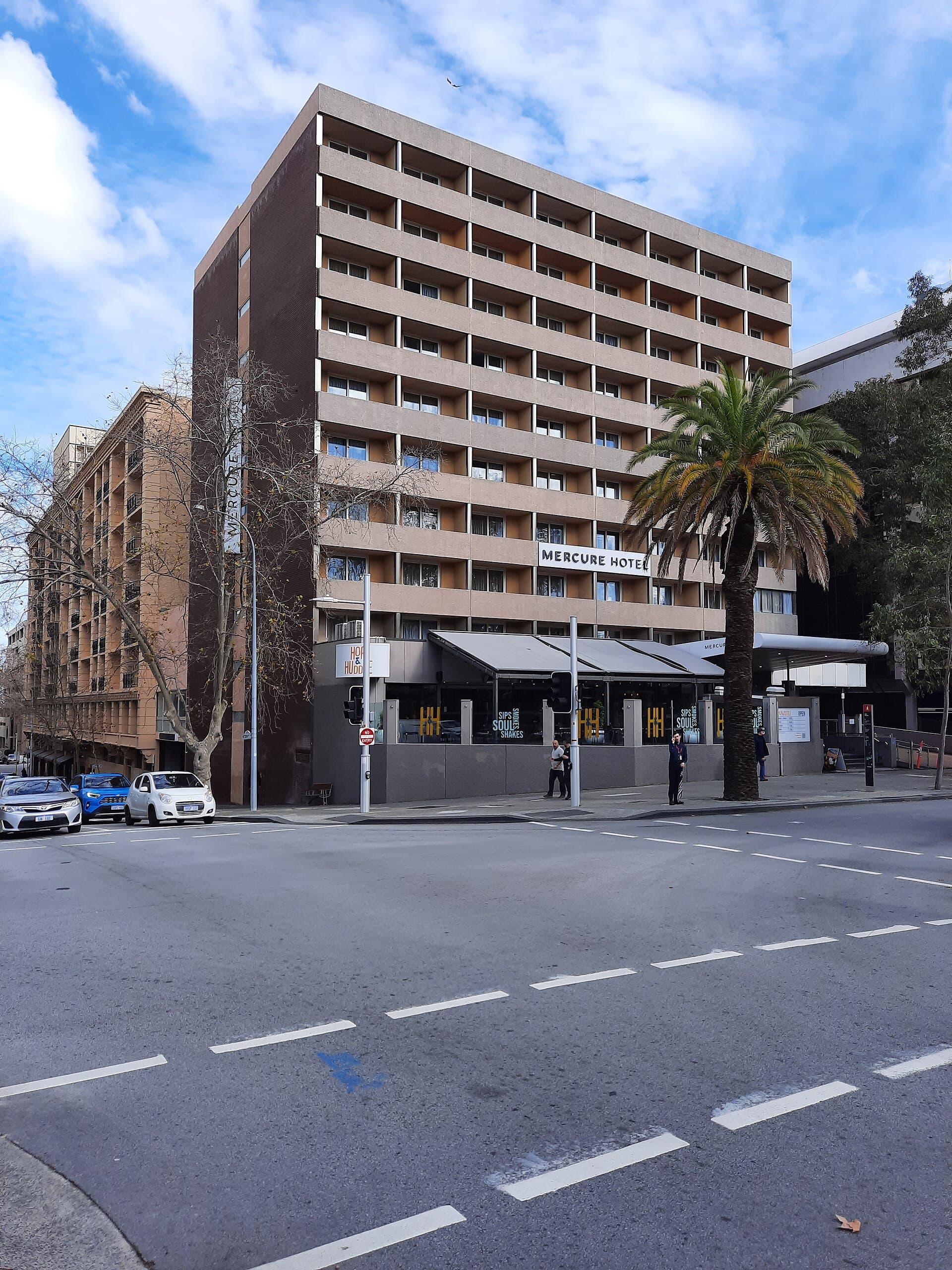 Travelodge Perth (via Wikimedia Commons, CC BY-SA 4.0)