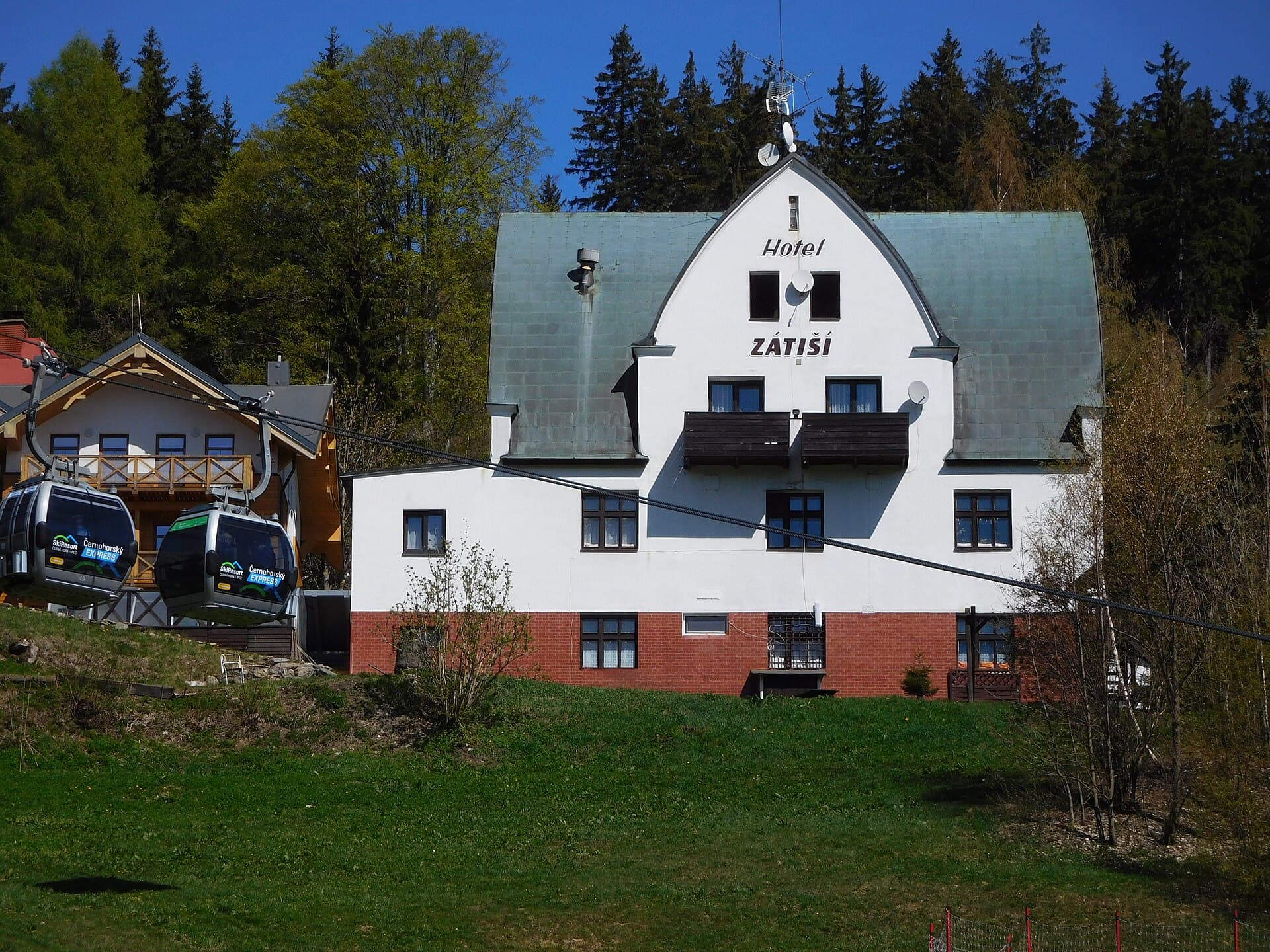Hotel Zátiší (via Wikimedia Commons, CC BY-SA 3.0)