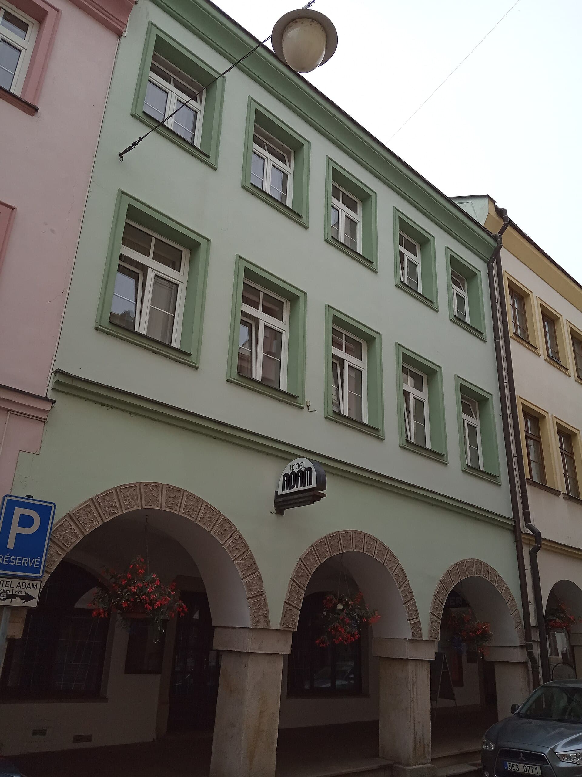 Hotel Adam (via Wikimedia Commons, CC BY-SA 4.0)