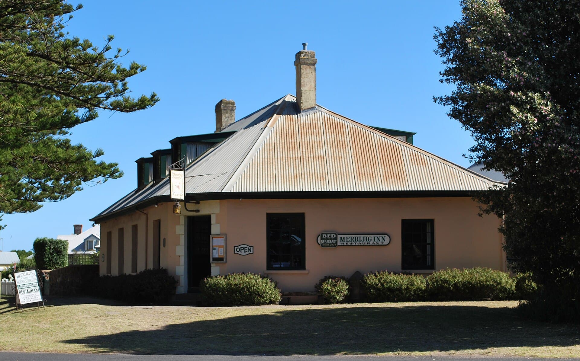 Merrijig Inn (via Wikimedia Commons, CC BY-SA 3.0)