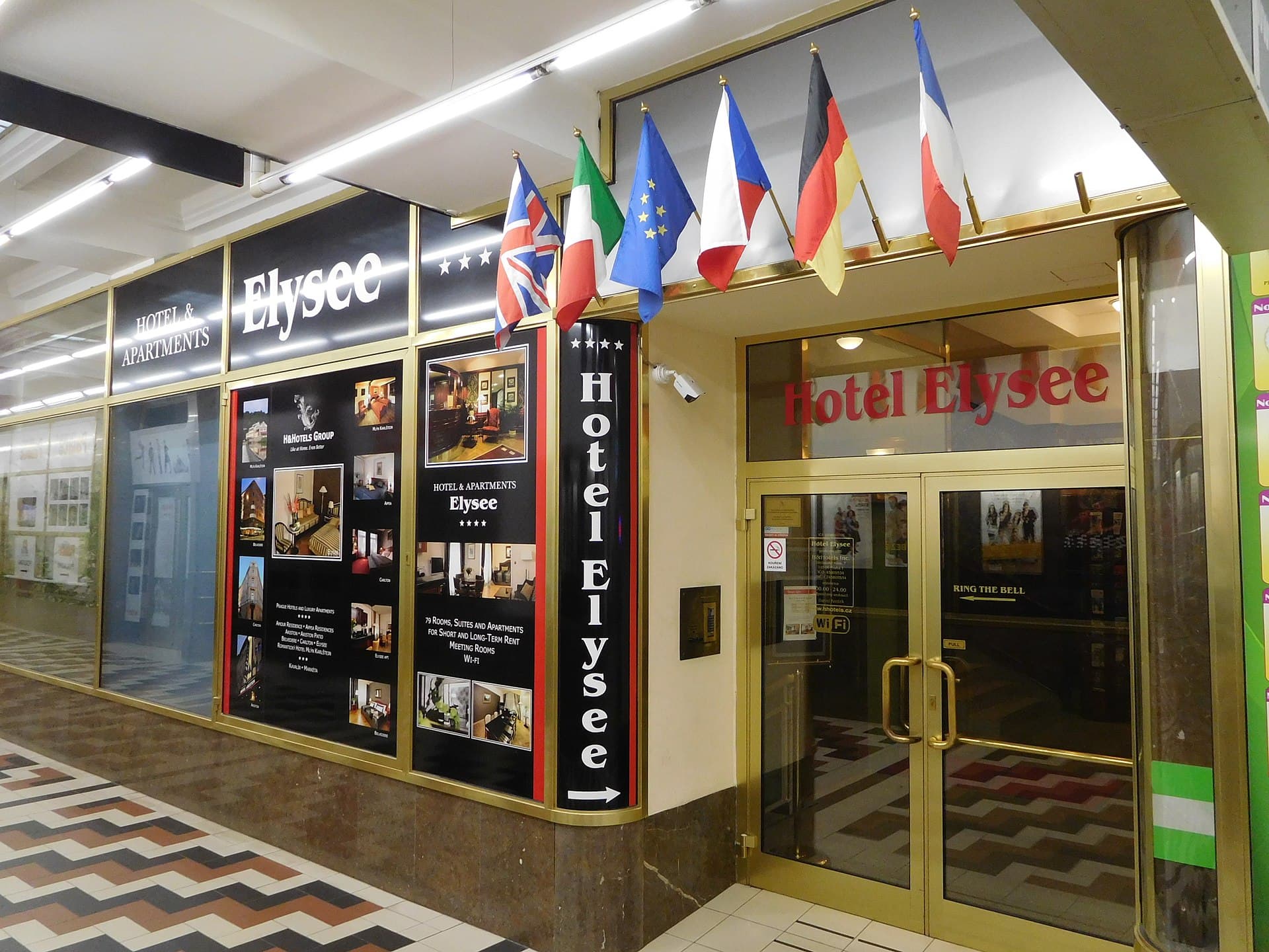 Elysee Hotel (via Wikimedia Commons, CC BY-SA 3.0)