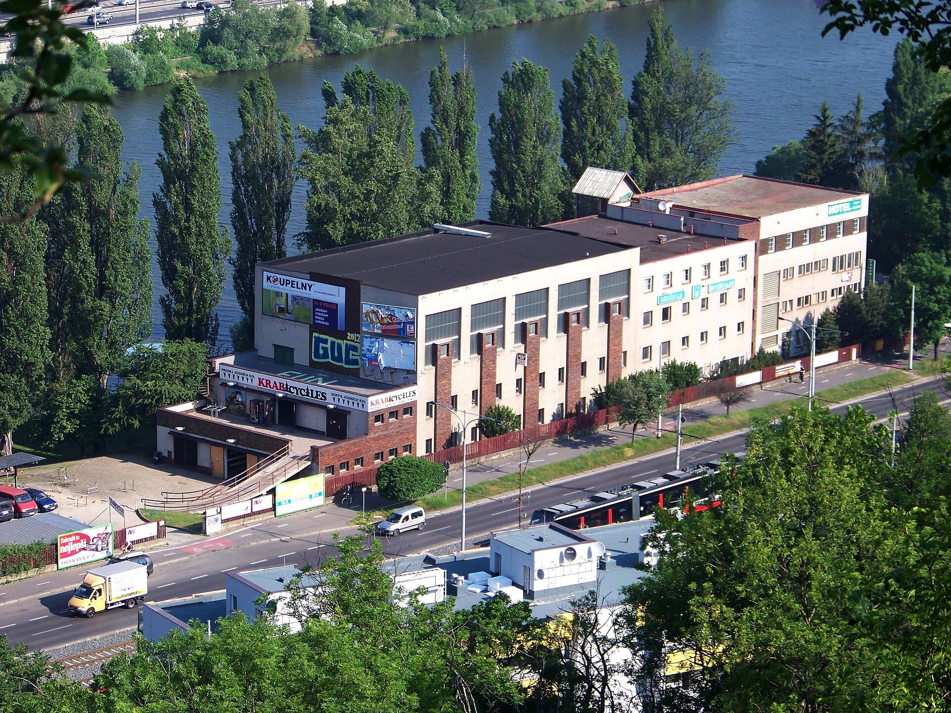 Hotel Bohemians (via Wikimedia Commons, CC BY-SA 3.0)