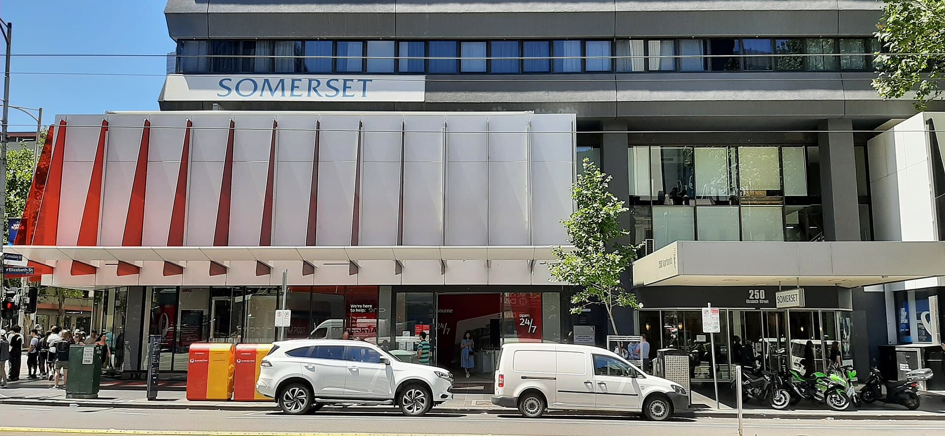 Somerset on Elizabeth (via Wikimedia Commons, CC BY-SA 4.0)