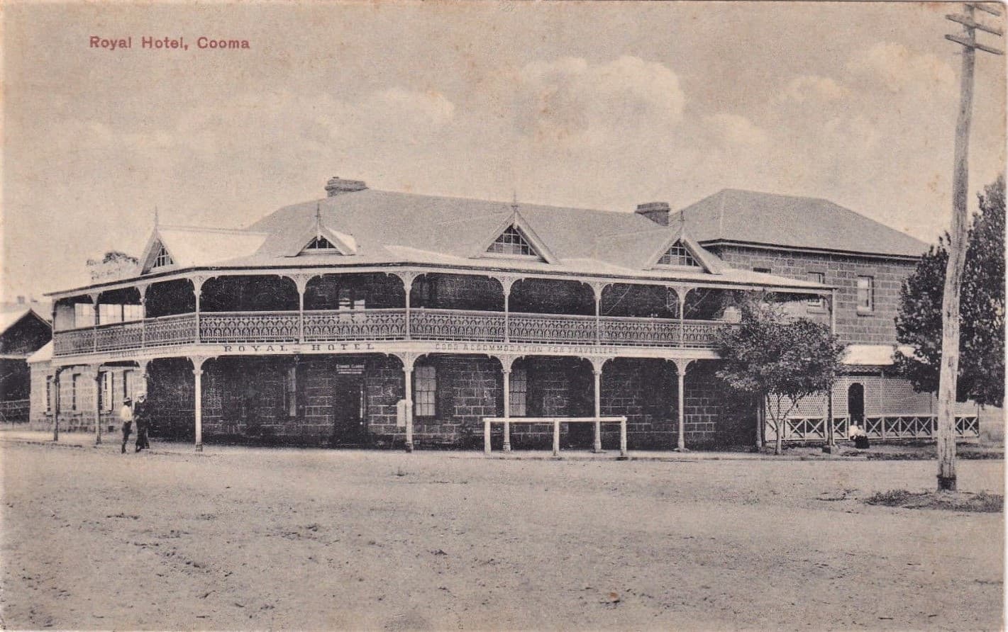 Royal Hotel Cooma (via Wikimedia Commons, Public domain)