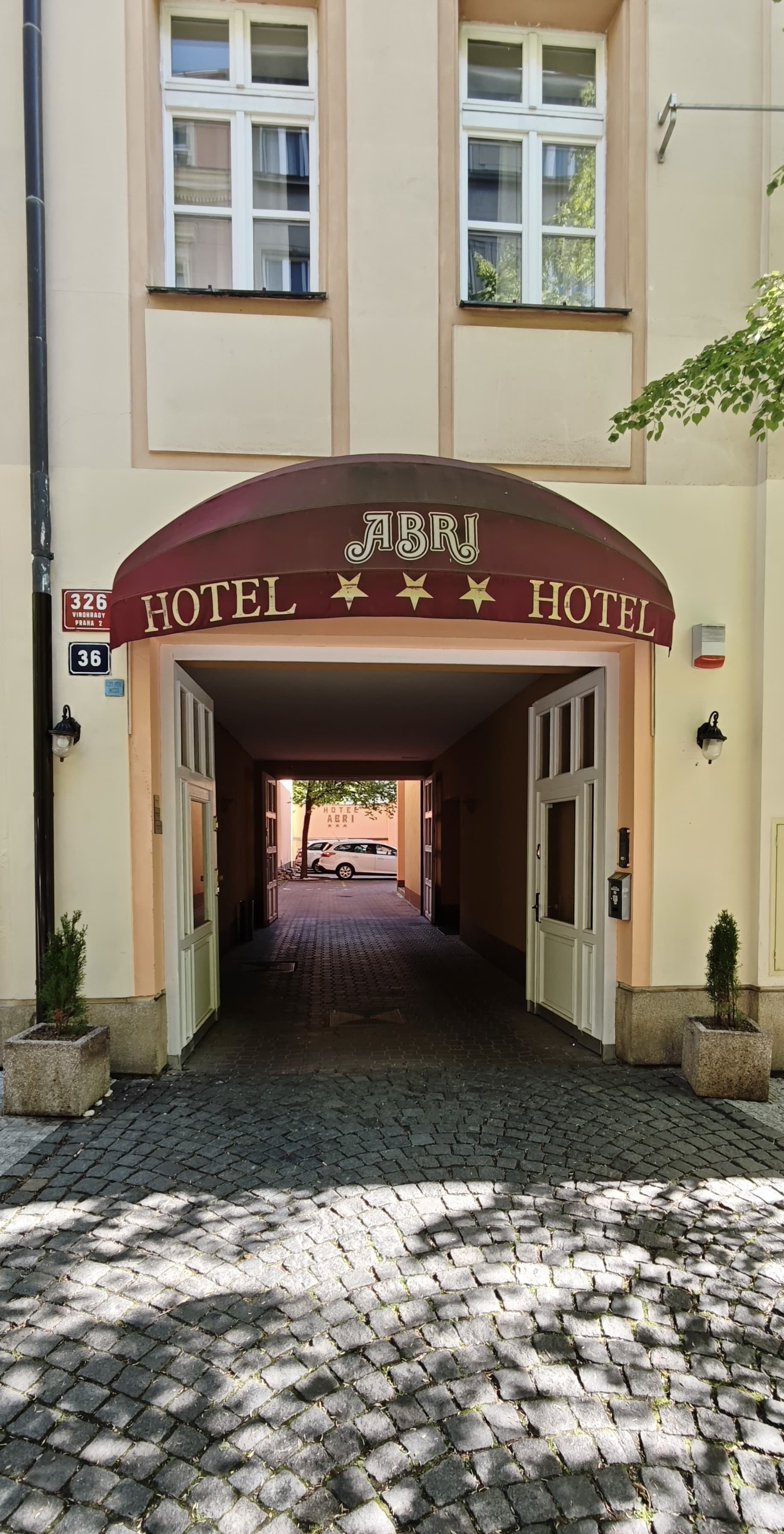 Hotel Abri (via Wikimedia Commons, CC BY-SA 4.0)