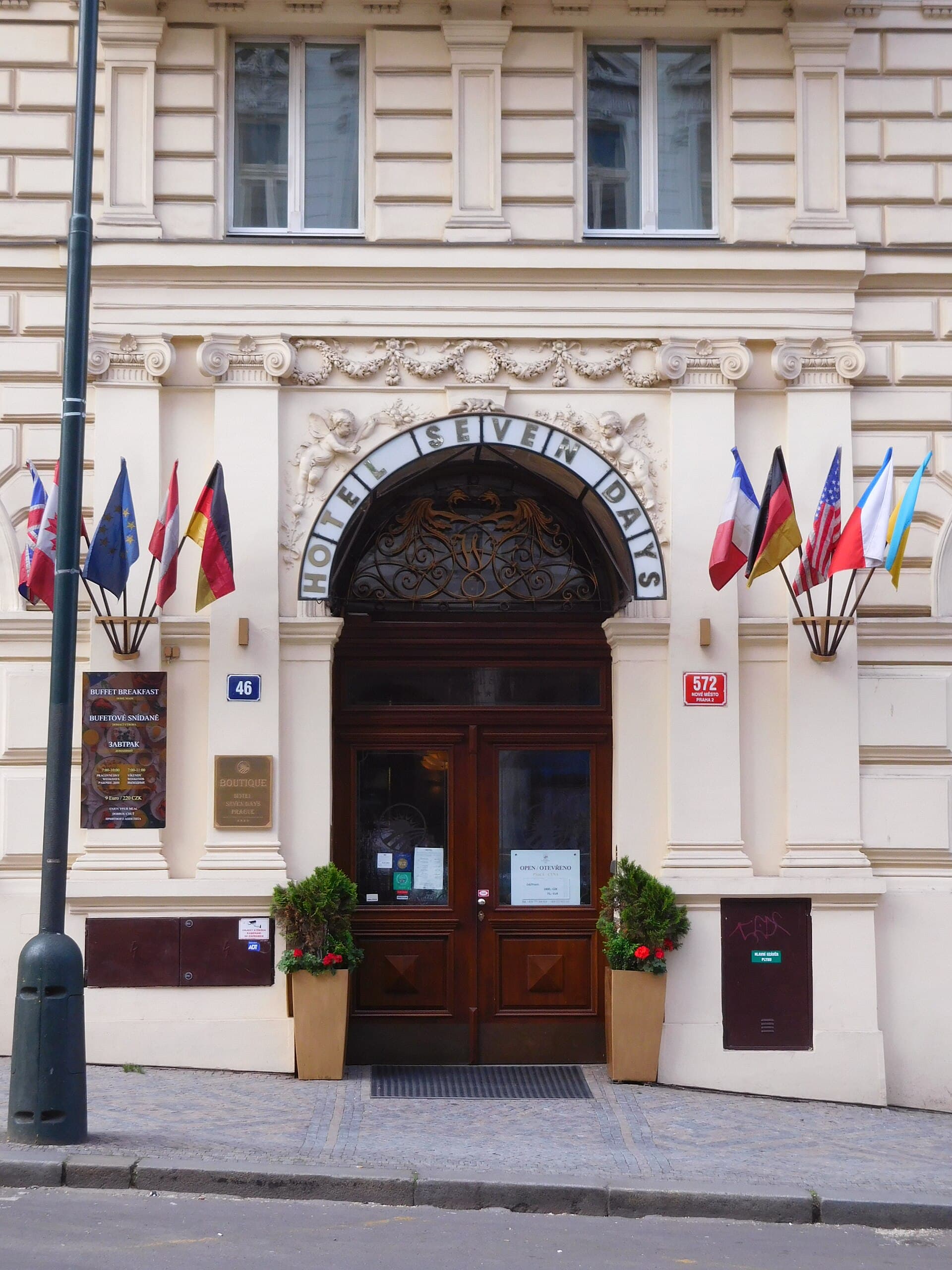 Boutique hotel Seven Days (via Wikimedia Commons, CC BY-SA 3.0)