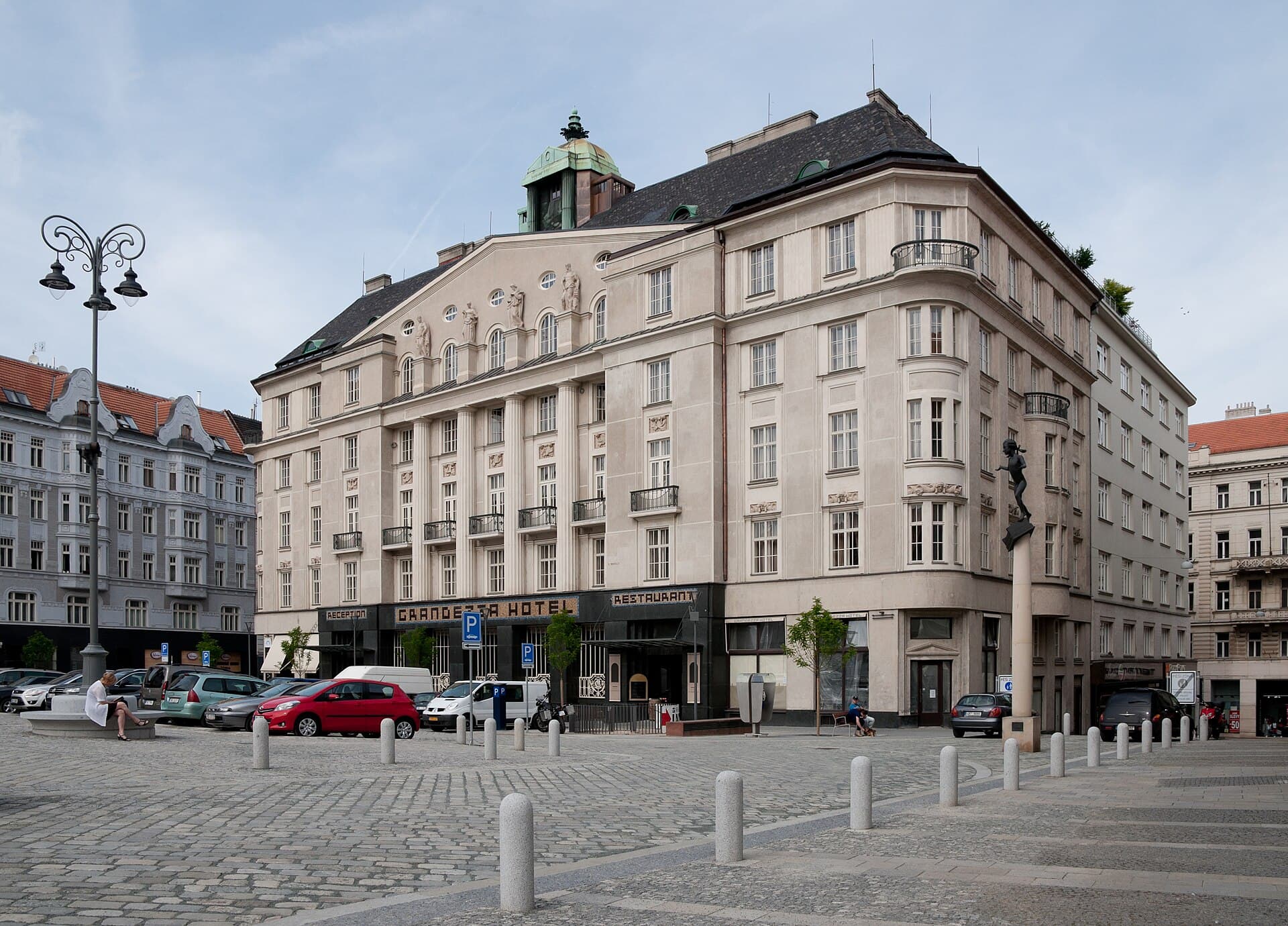 Grandezza Hotel (via Wikimedia Commons, CC BY-SA 4.0)