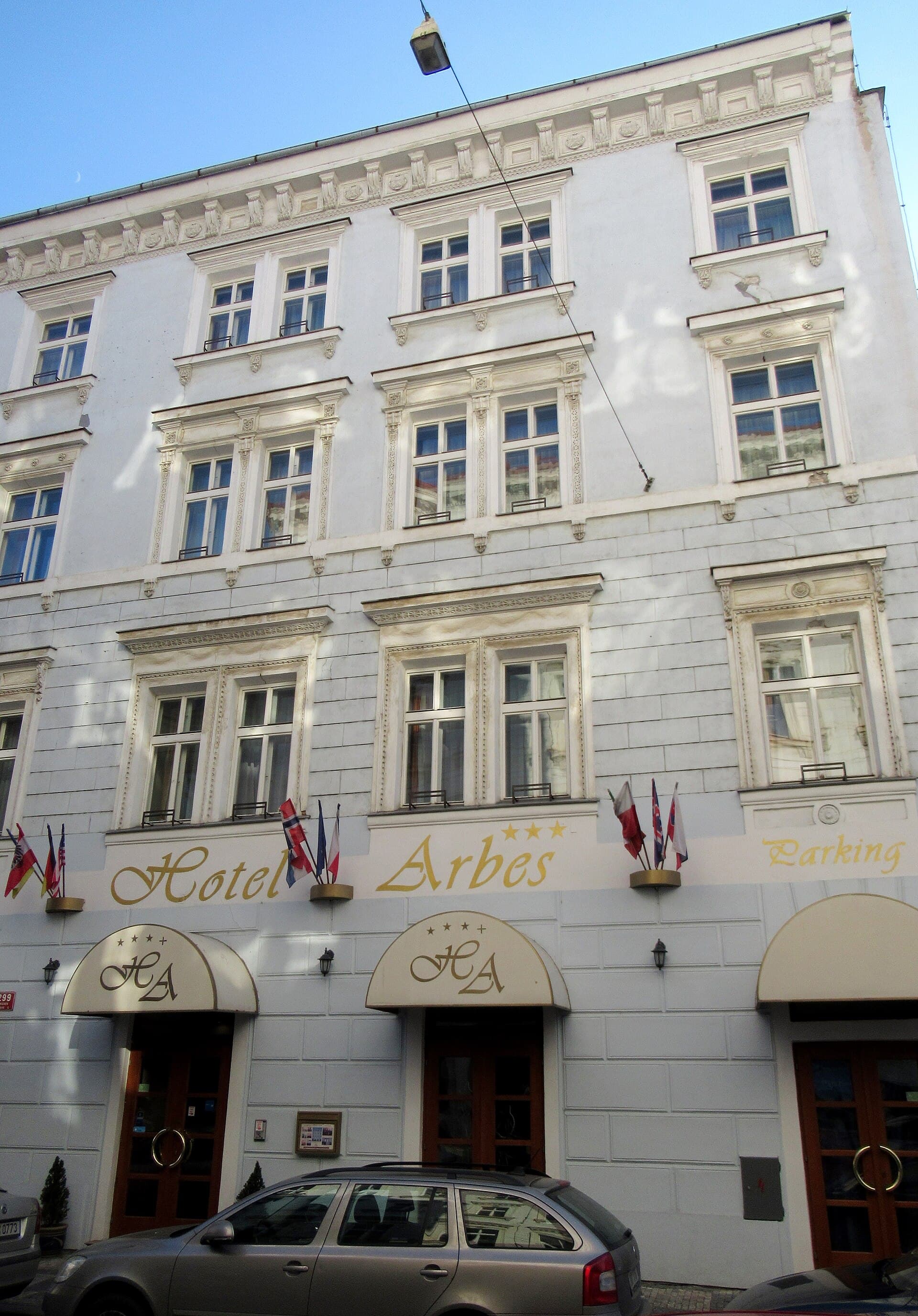 Hotel Arbes (via Wikimedia Commons, CC BY 4.0)