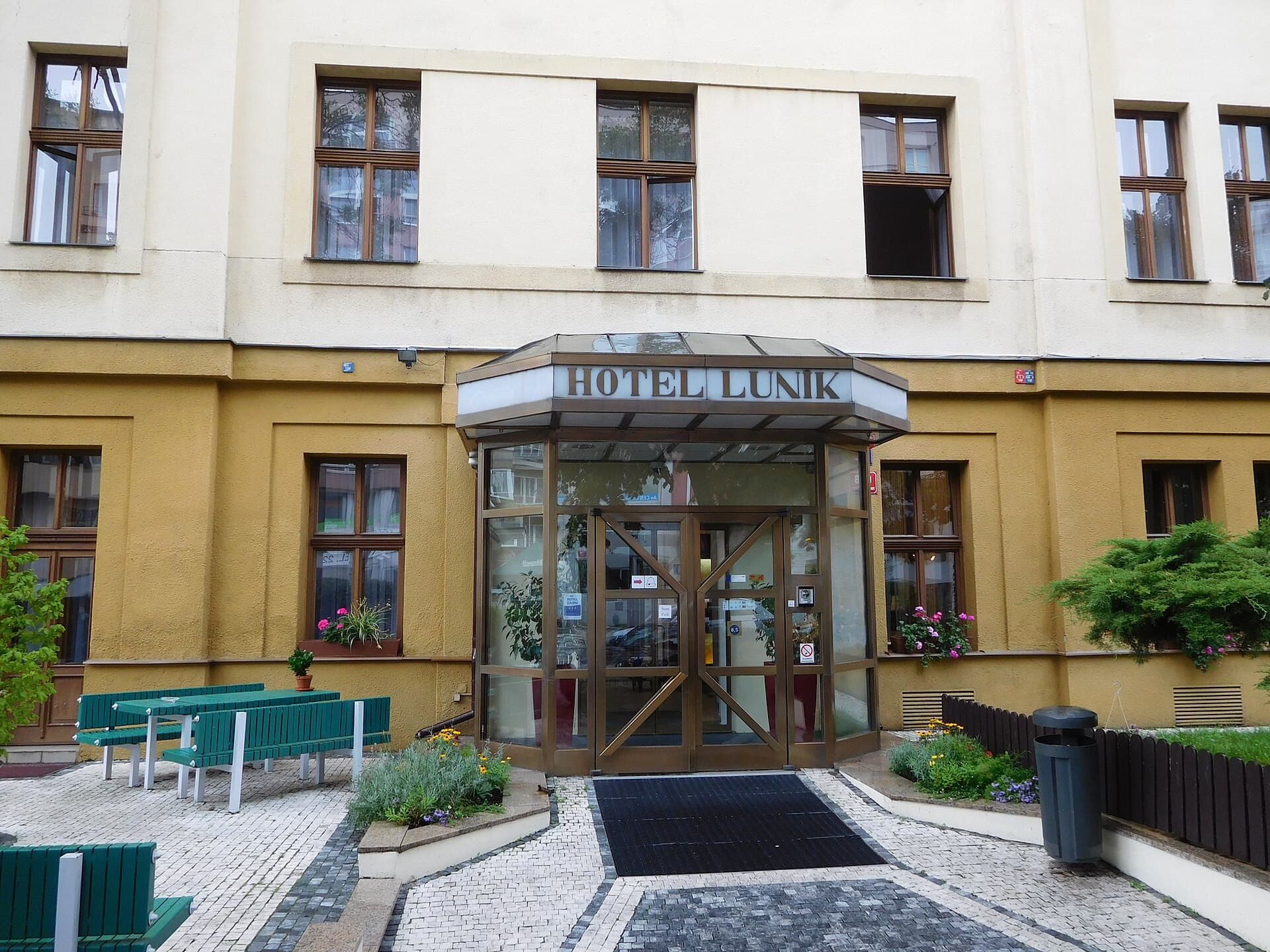 Hotel Luník (via Wikimedia Commons, CC BY-SA 3.0)