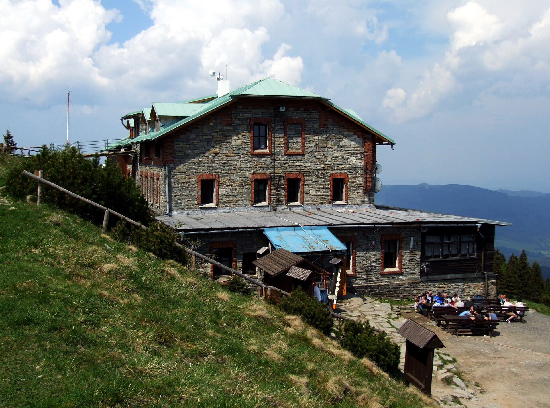 Chata Jiřího na Šeráku (via Wikimedia Commons, CC BY-SA 3.0)