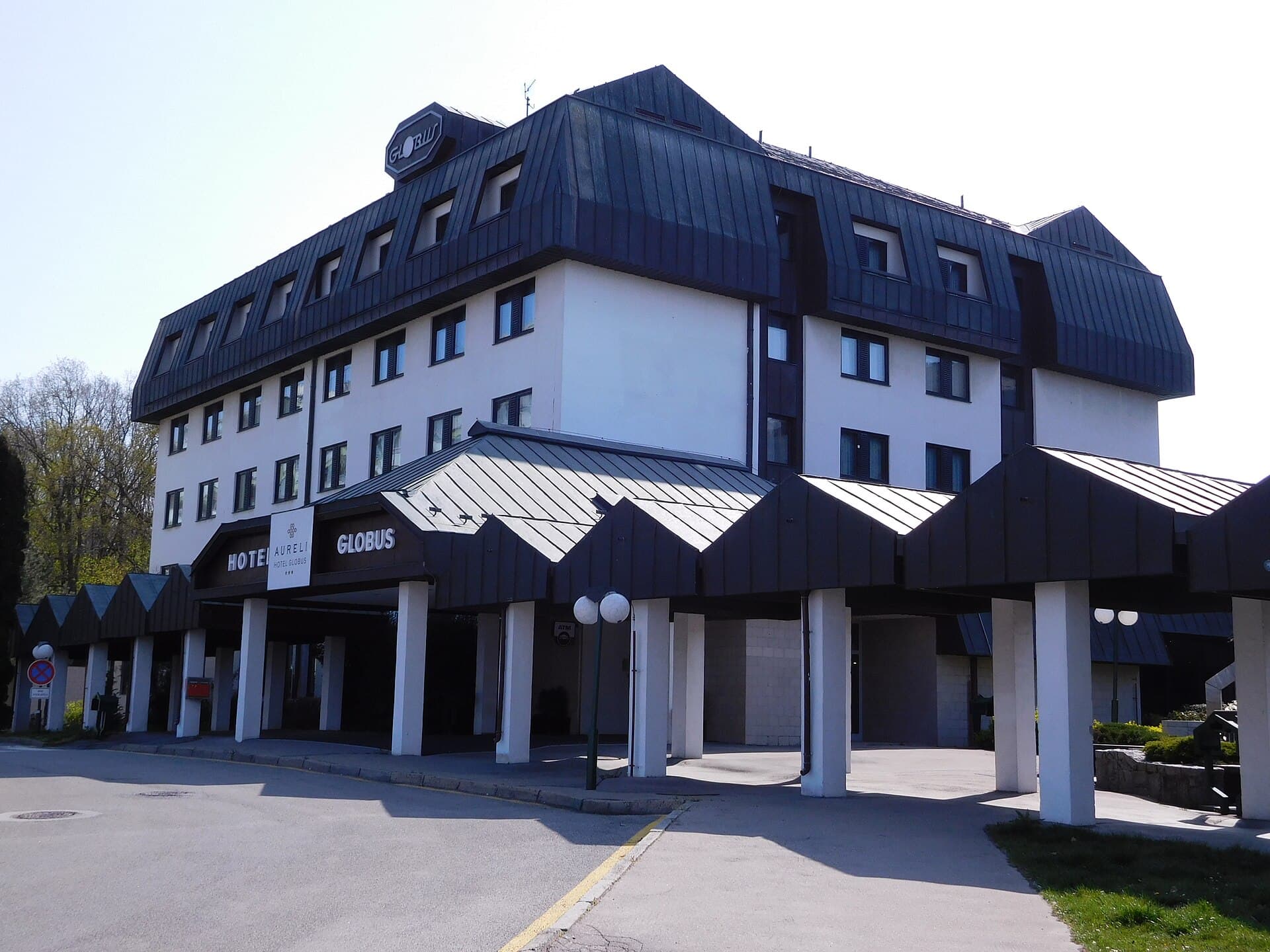 Hotel Globus *** (via Wikimedia Commons, CC BY-SA 3.0)