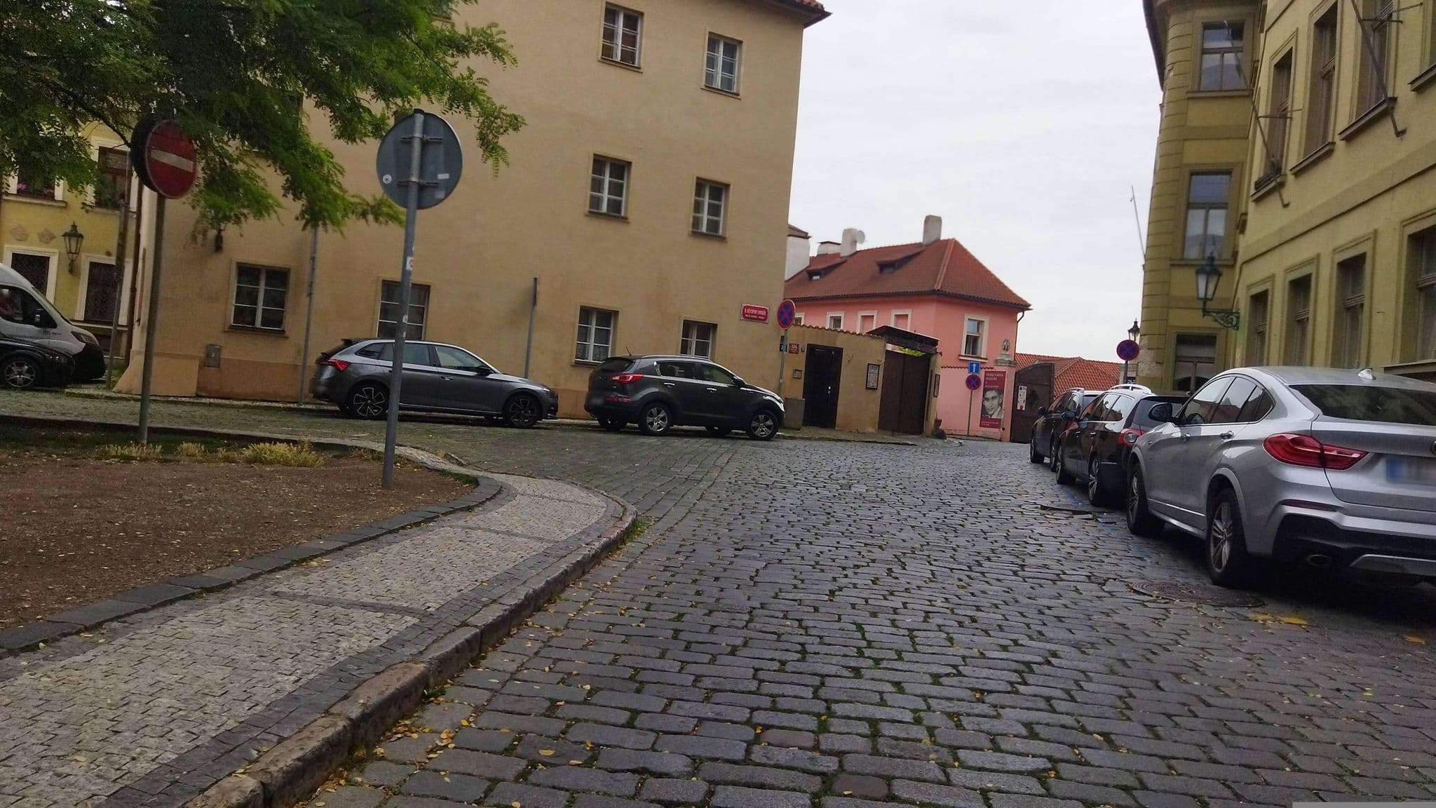 Street view near Tkalcovský dvůr, Malá Strana — © changchun1 (CC BY-SA · Mapillary)