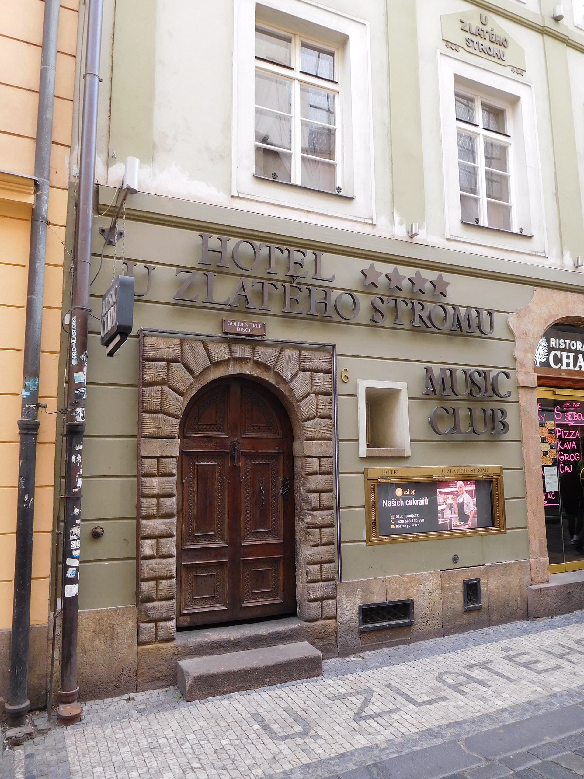 U Zlatého stromu (via Wikimedia Commons, CC BY-SA 3.0)