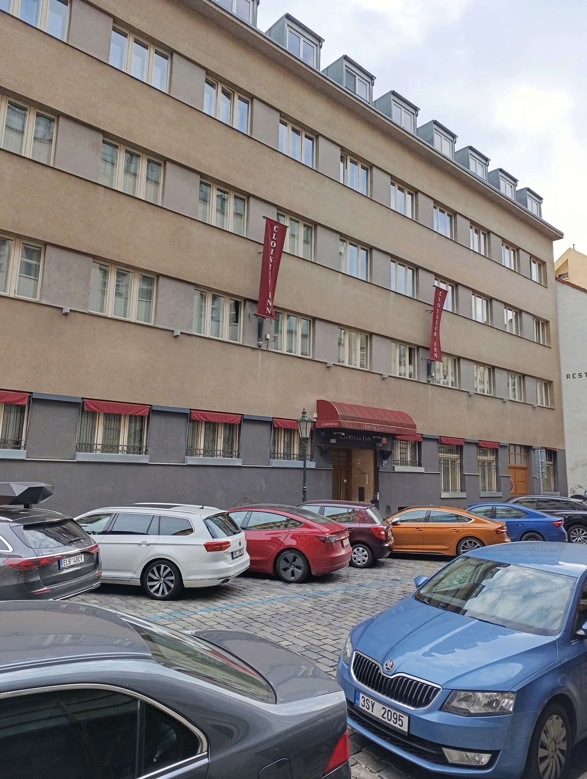 Hotel Cloister Inn (via Wikimedia Commons, CC BY-SA 4.0)
